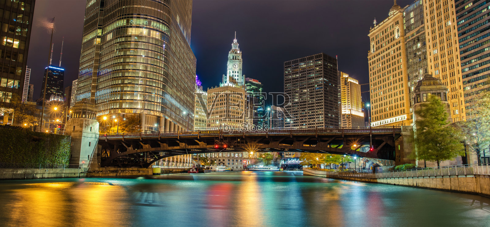 芝加哥运河的夜晚与周围的摩天大楼照片摄影图片