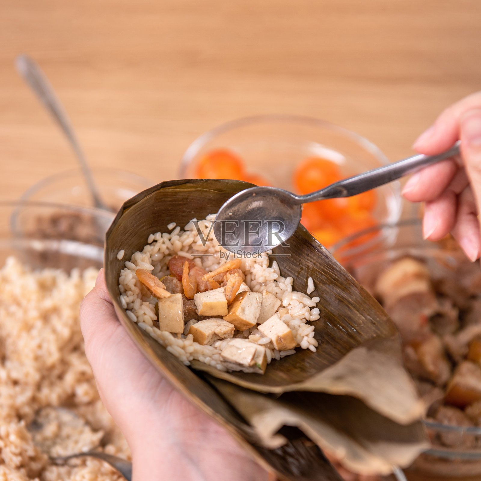 粽子包——在家里的餐桌上包粽子庆祝端午节，近距离，生活方式。照片摄影图片