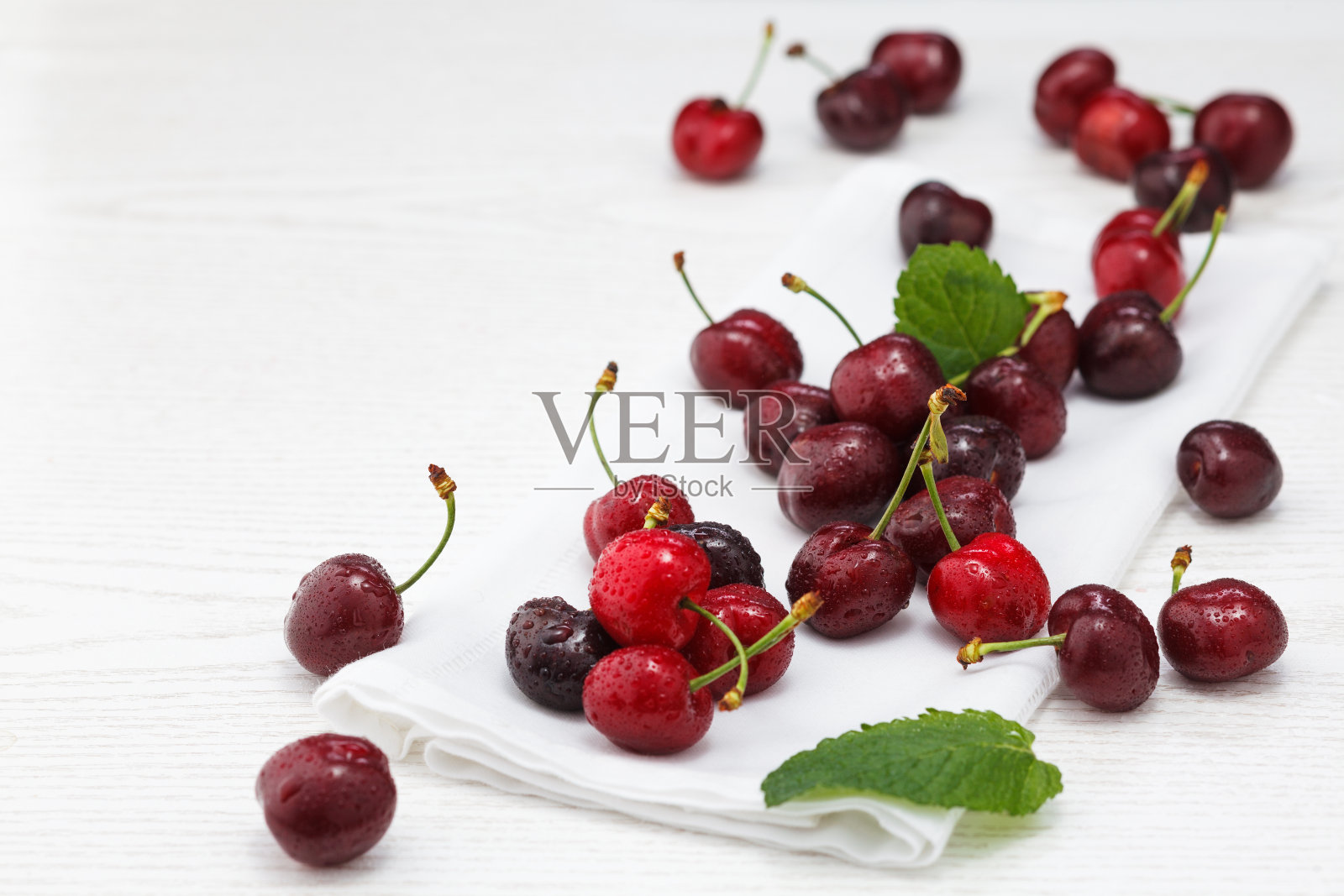 新鲜成熟的樱桃。照片摄影图片