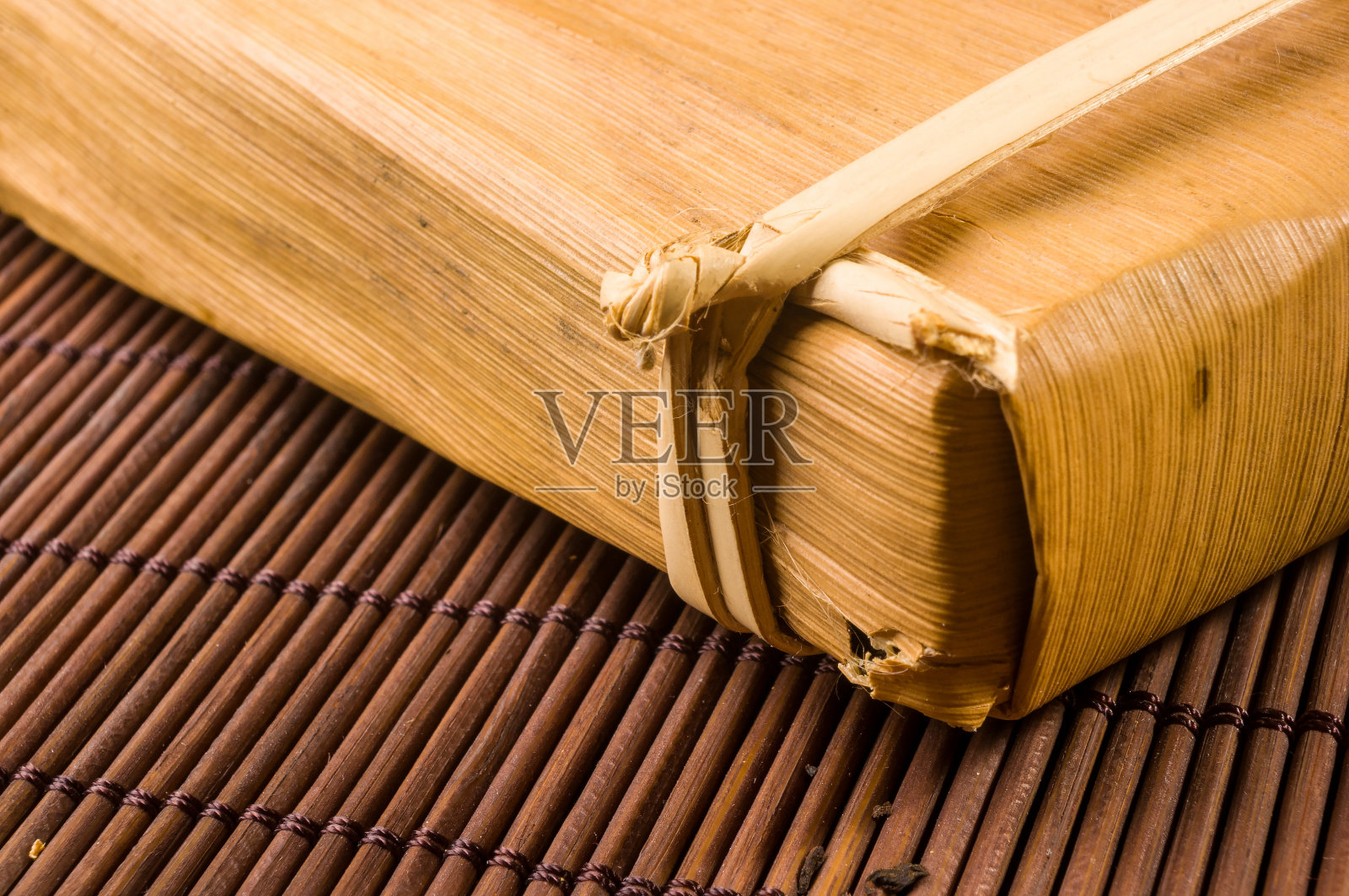 中国压普洱茶在竹叶包装在竹席上，特写，宏观照片摄影图片