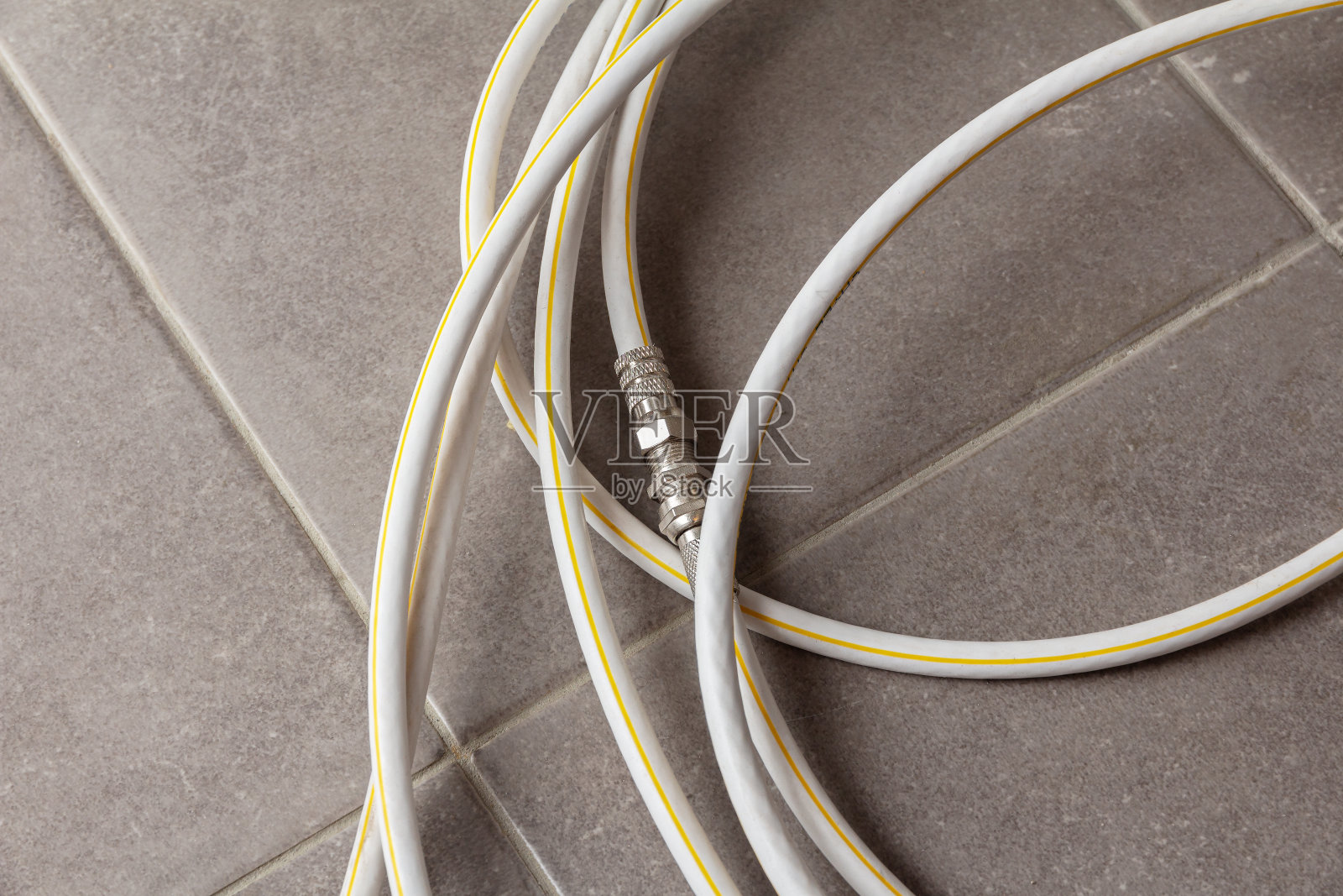 公寓地板上有几卷因特网电缆照片摄影图片