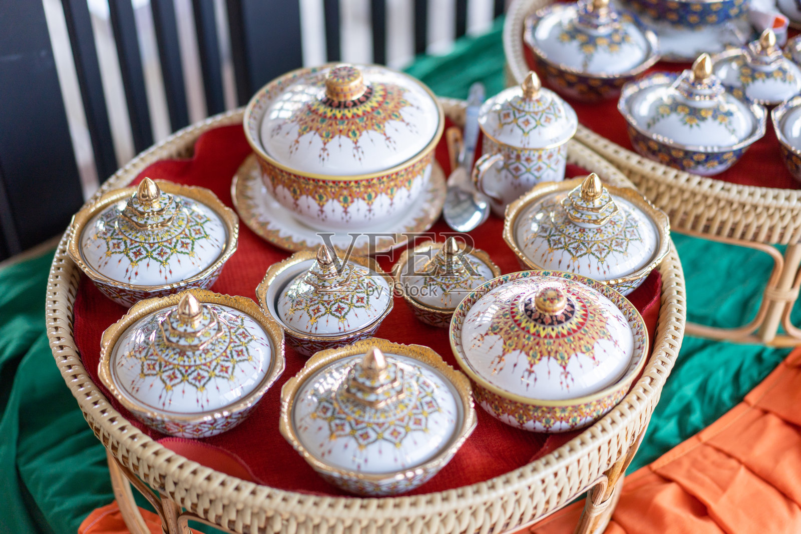 泰国北部传统的盛食物和饮料的托盘上的Benjarong瓷器照片摄影图片