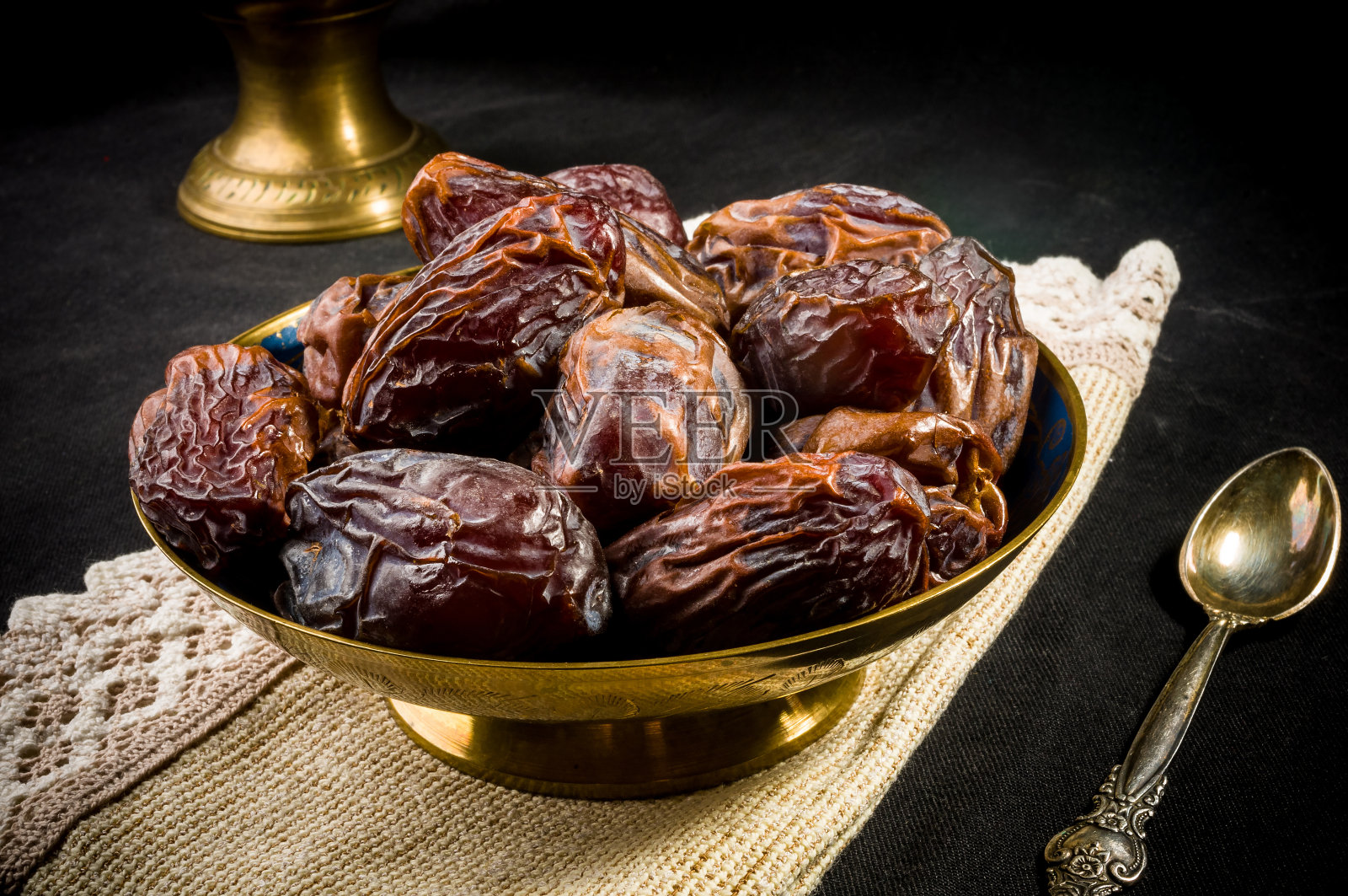 大的豪华干枣水果碗在黑暗的表面，kurma斋月kareem概念，近距离。照片摄影图片