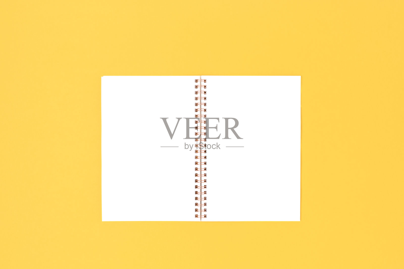 空白的copybook模型在一个明亮的黄色背景。照片摄影图片