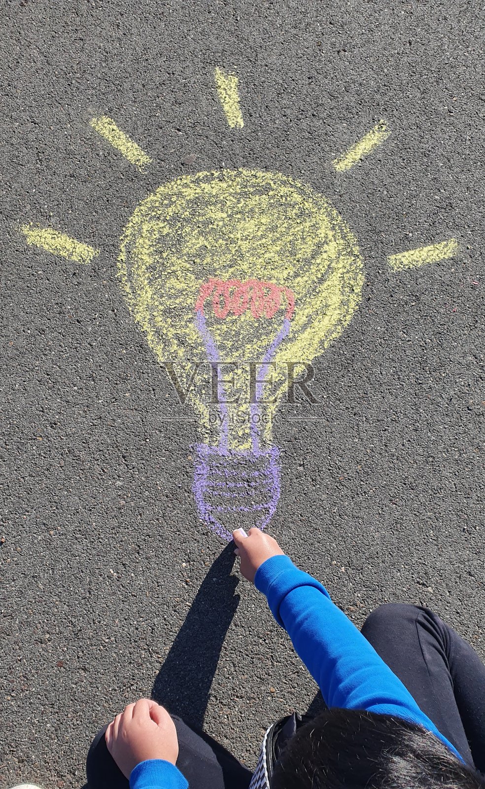 光地球小孩用彩色粉笔在人行道上画照片摄影图片