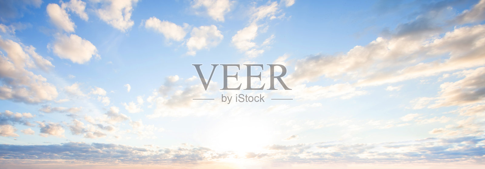 蓝天白云的背景。美丽的风景与云彩和橙色的太阳在天空照片摄影图片