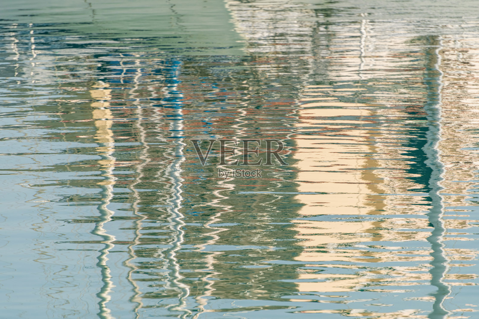 在海水中倒影着一座色彩斑斓的城镇建筑照片摄影图片