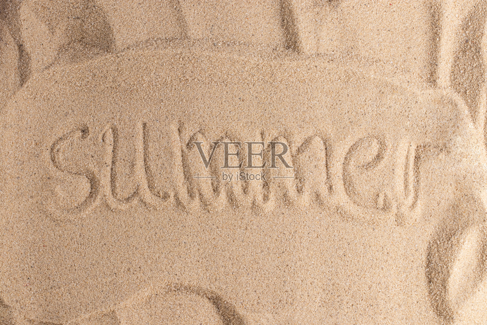 夏天写在沙子上。以沙滩为背景。夏天的背景照片摄影图片