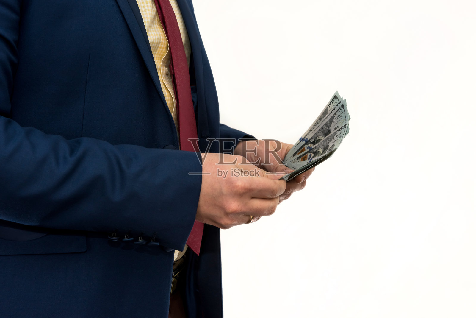 西装男手里握着很多美钞，孤立在白种人身上。商业或财务概念。照片摄影图片