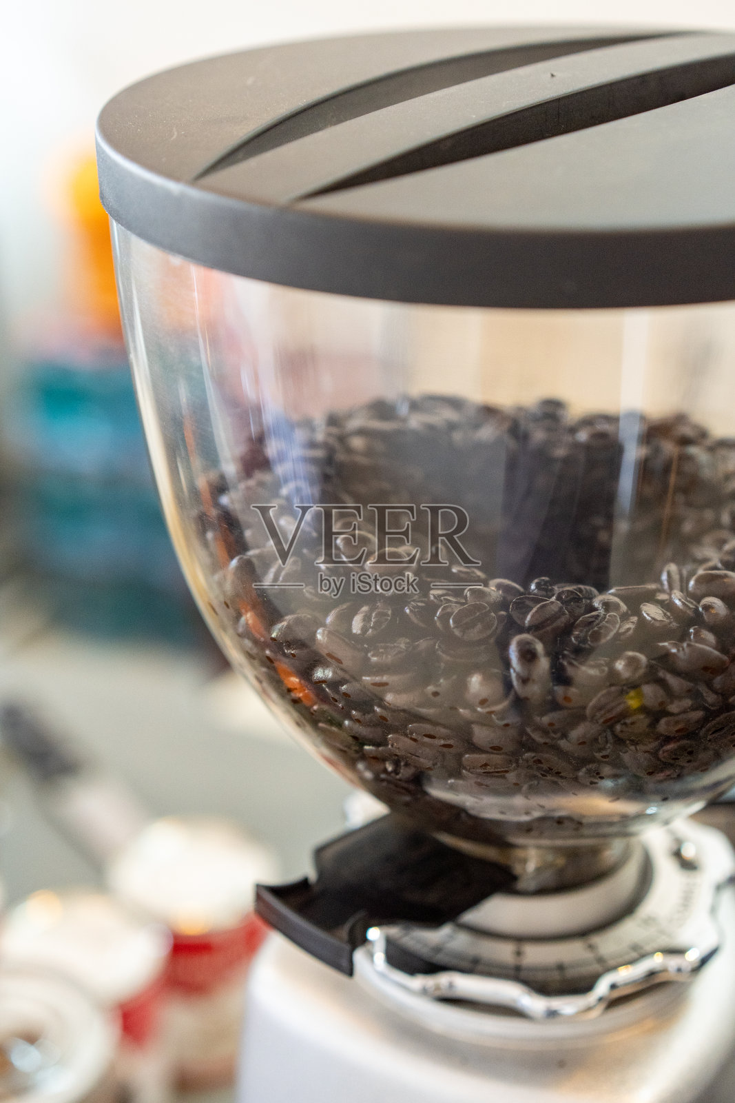 咖啡店的咖啡研磨机。照片摄影图片