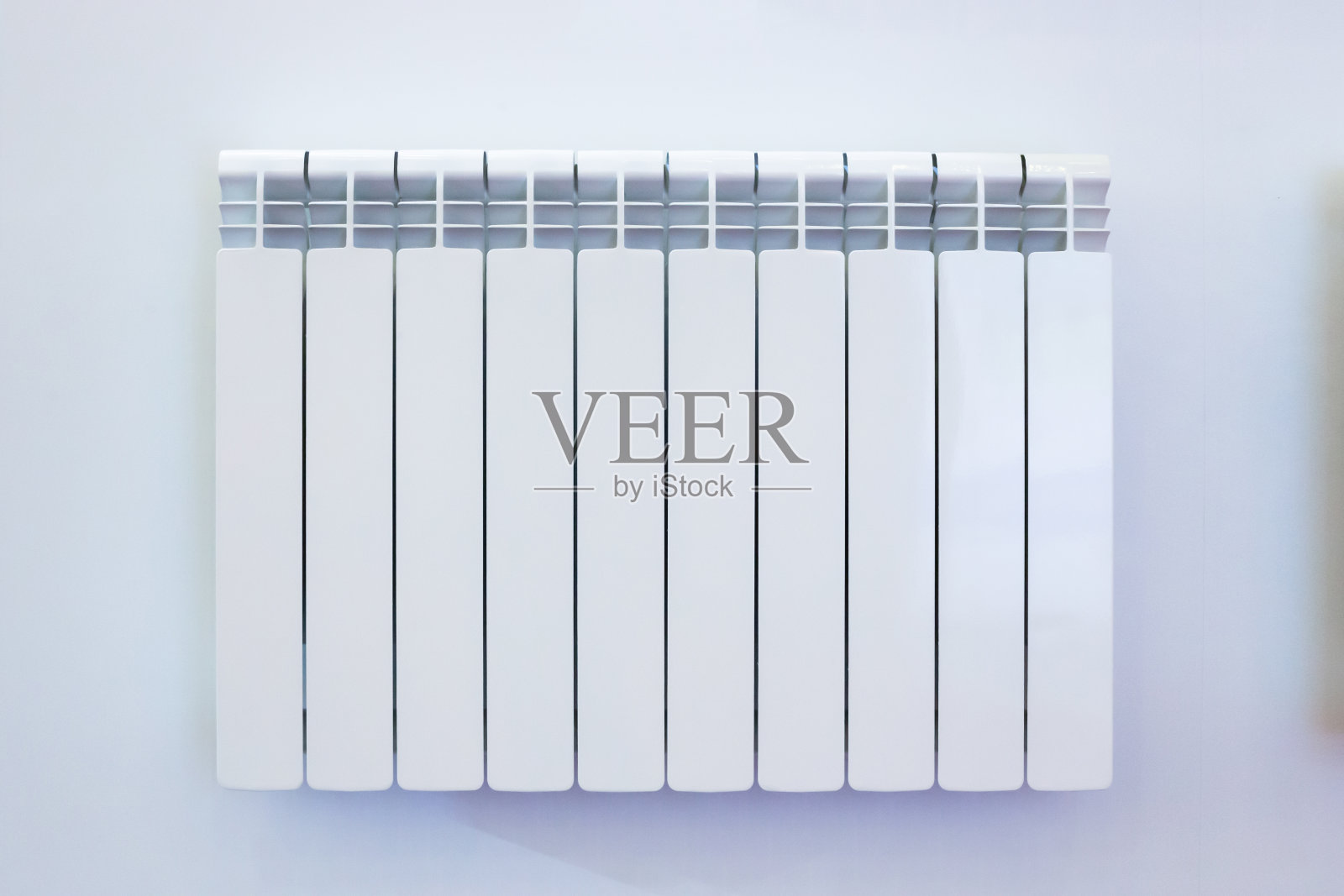 墙上白色的金属散热器照片摄影图片