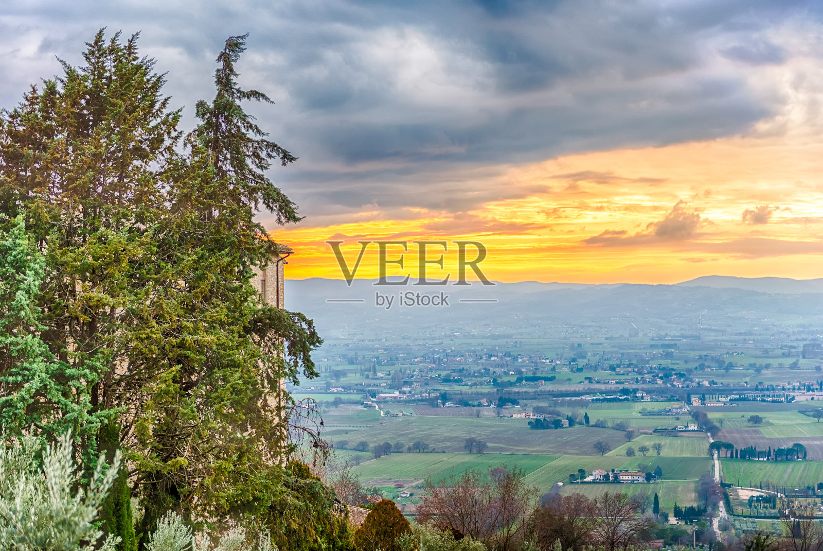 风景优美的日落在山苏巴西奥，意大利照片摄影图片