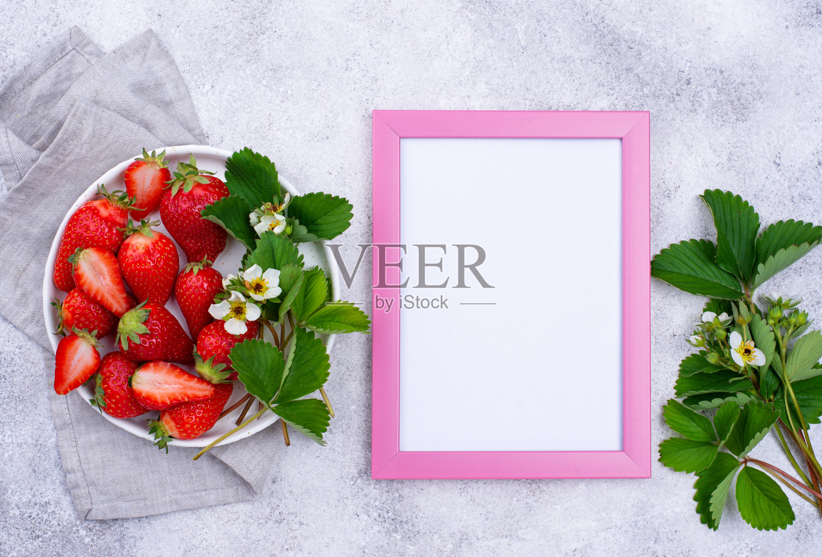 带叶和花的草莓照片摄影图片