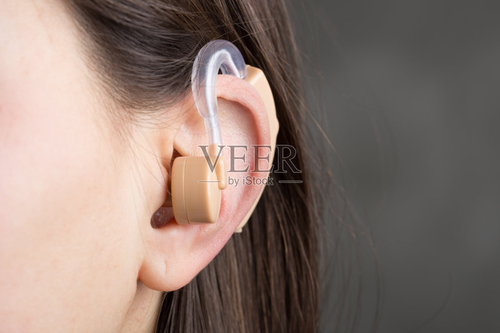 一个女孩耳朵里的助听器的特写照片摄影图片