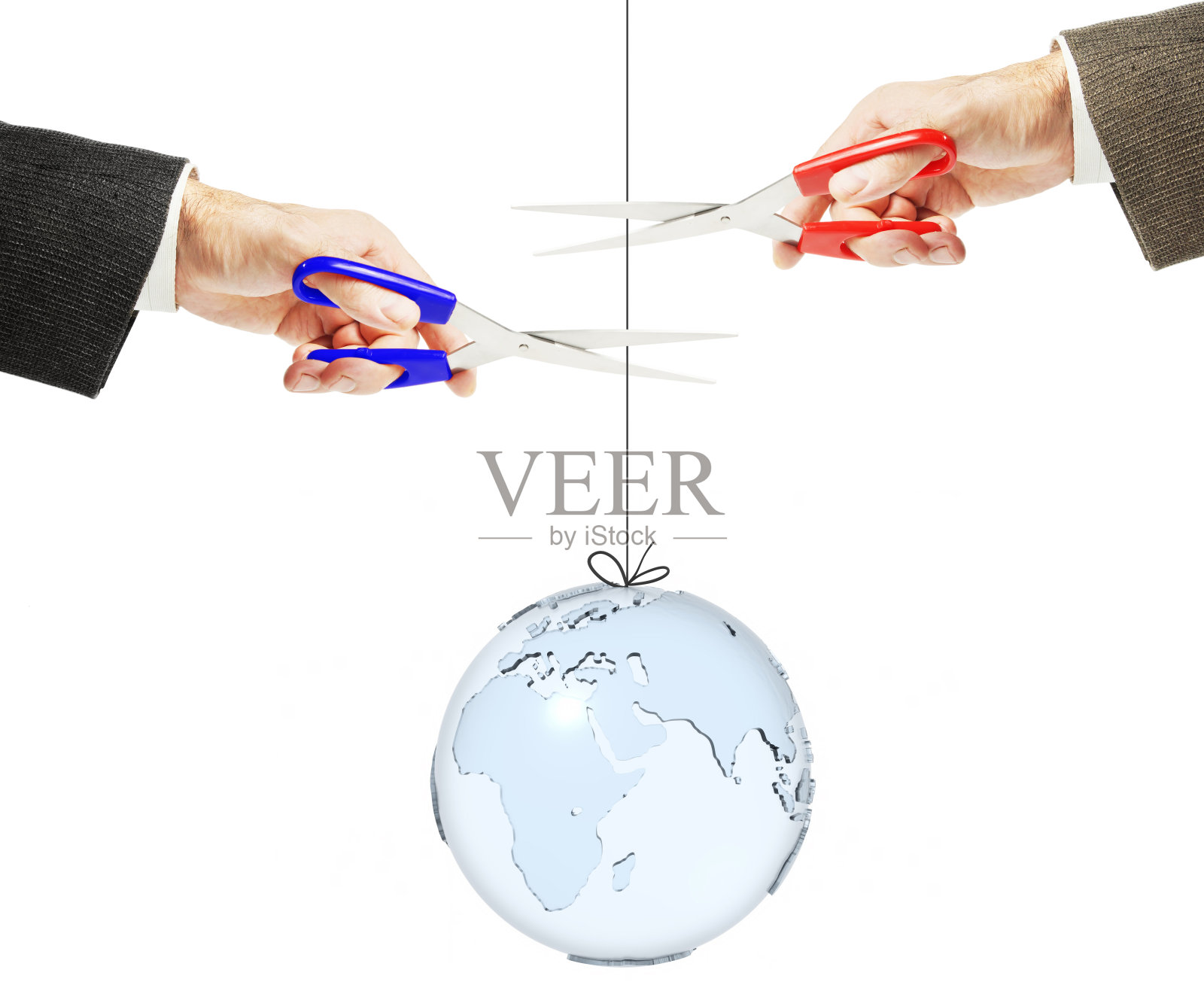 两个人想要剪断一根线，上面挂着一个易碎的玻璃球。照片摄影图片