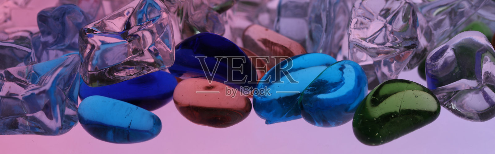 假宝石在一个颜色渐变背光照片摄影图片