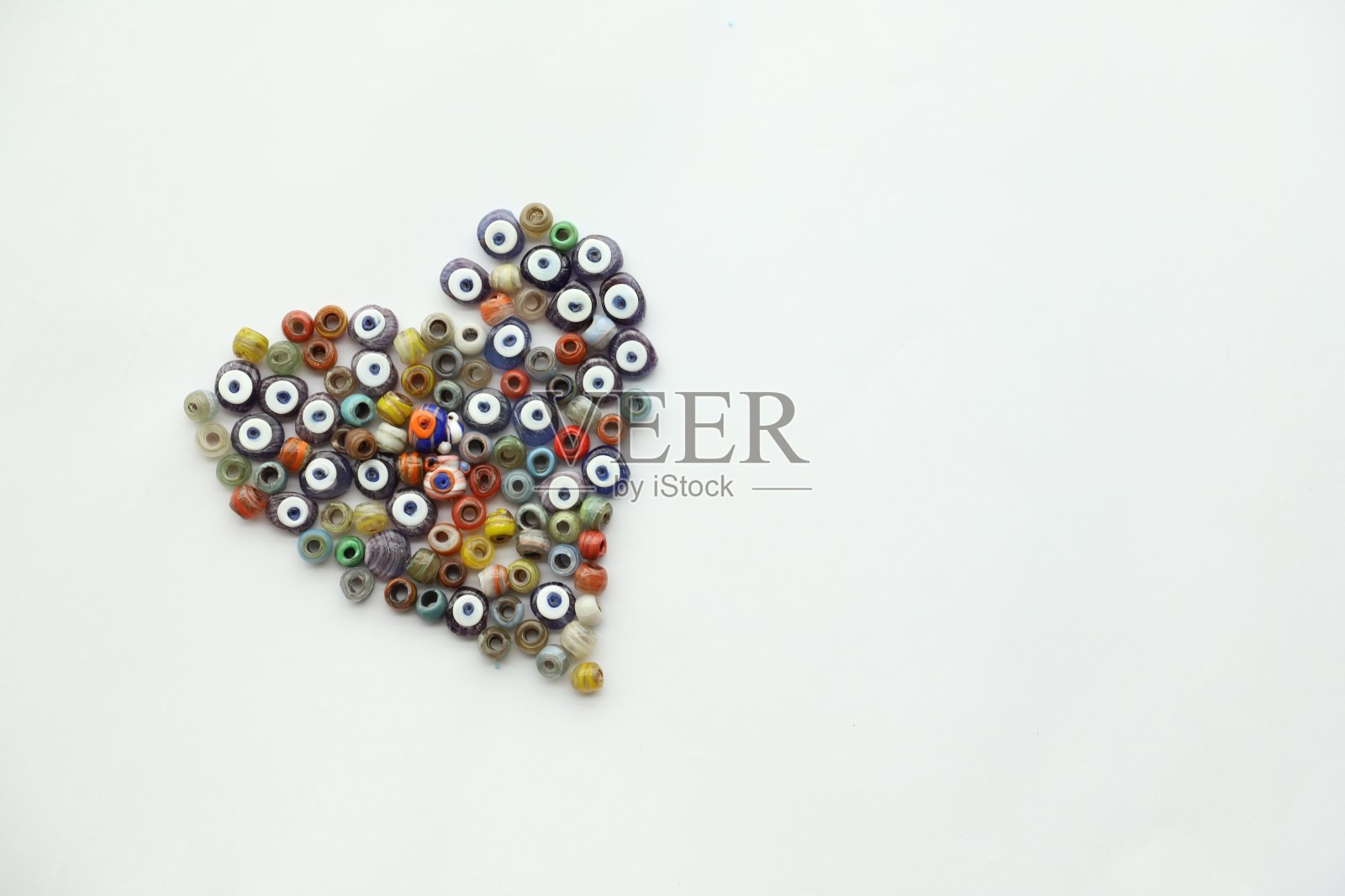 白色背景上珠子的心形照片摄影图片