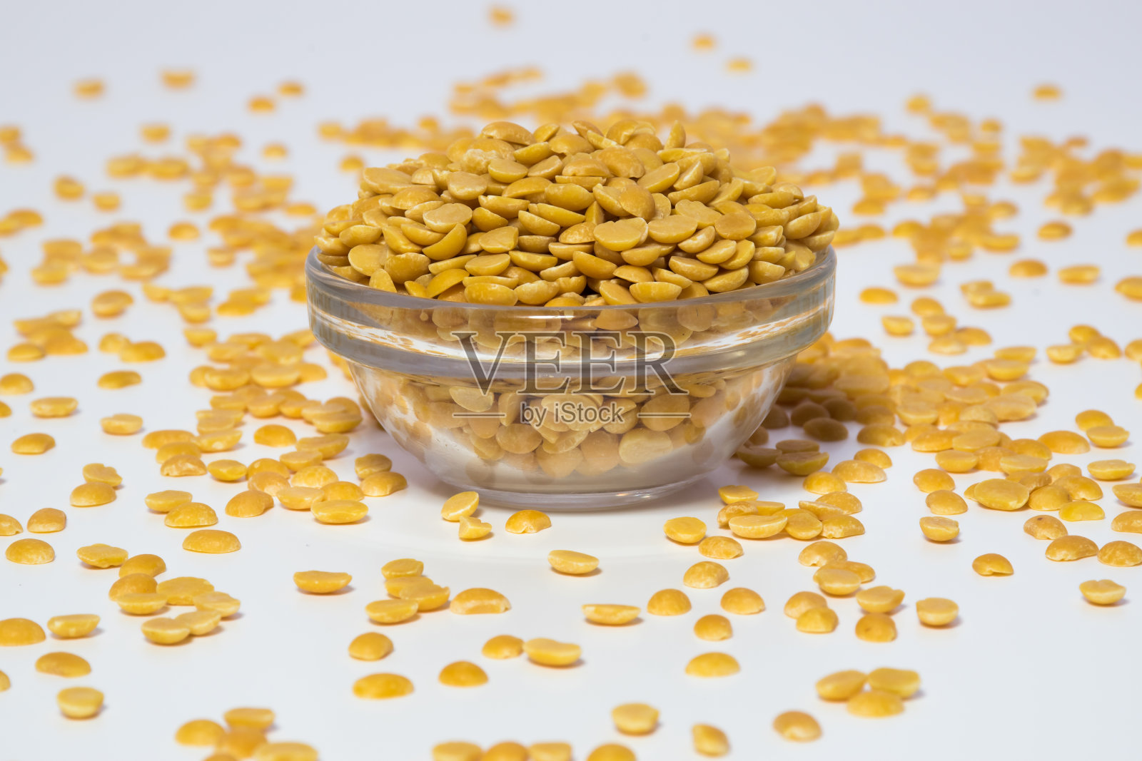 分离或去皮的黑克也称为乌拉德豆放入碗中照片摄影图片