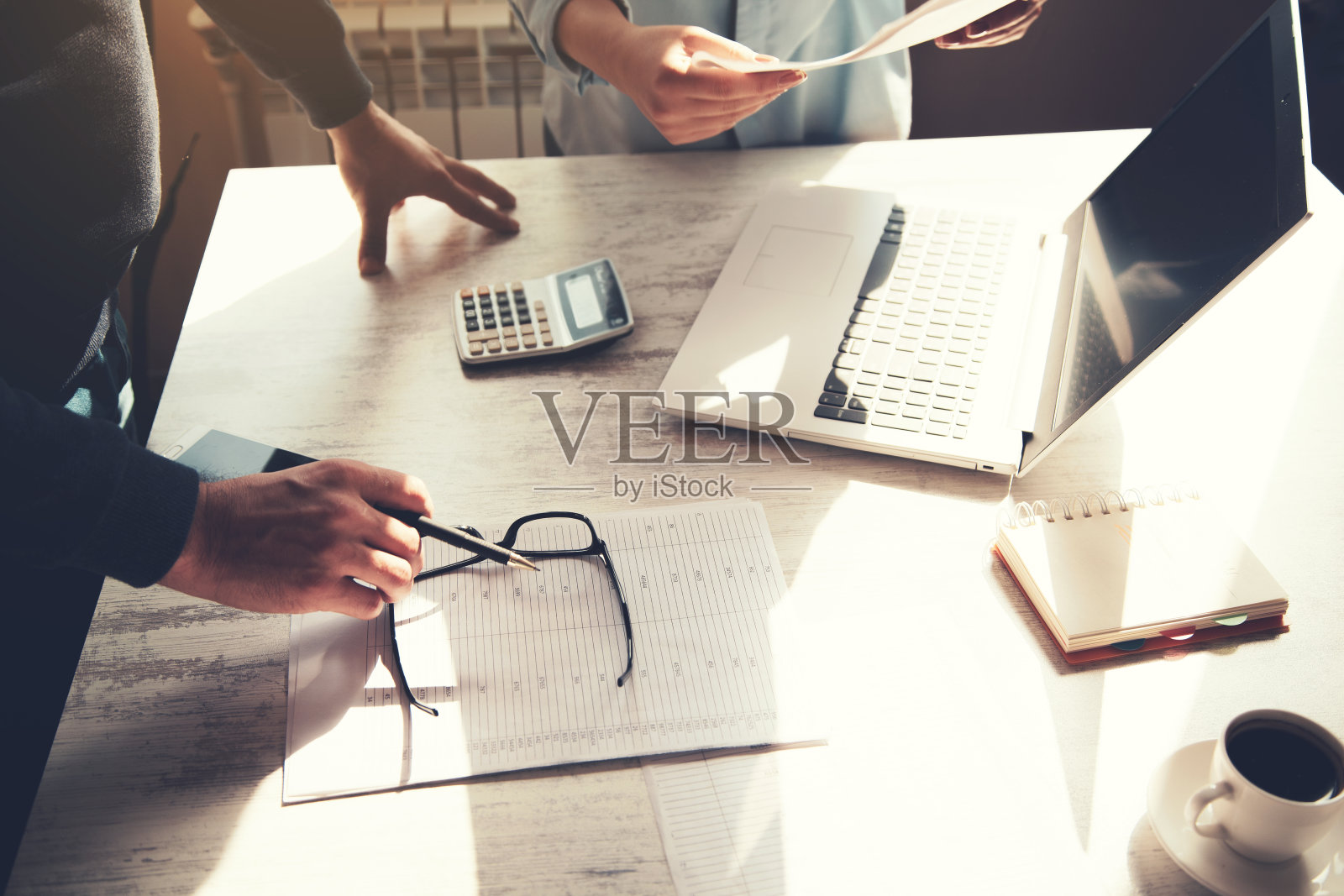 计算机和文档的团队工作照片摄影图片