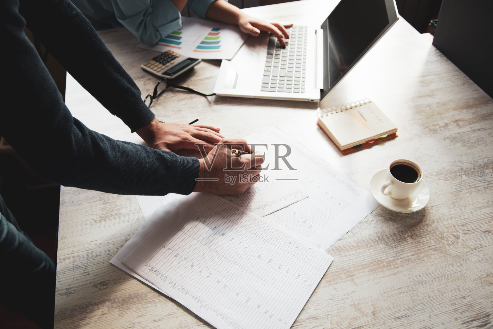 计算机和文档的团队工作照片摄影图片