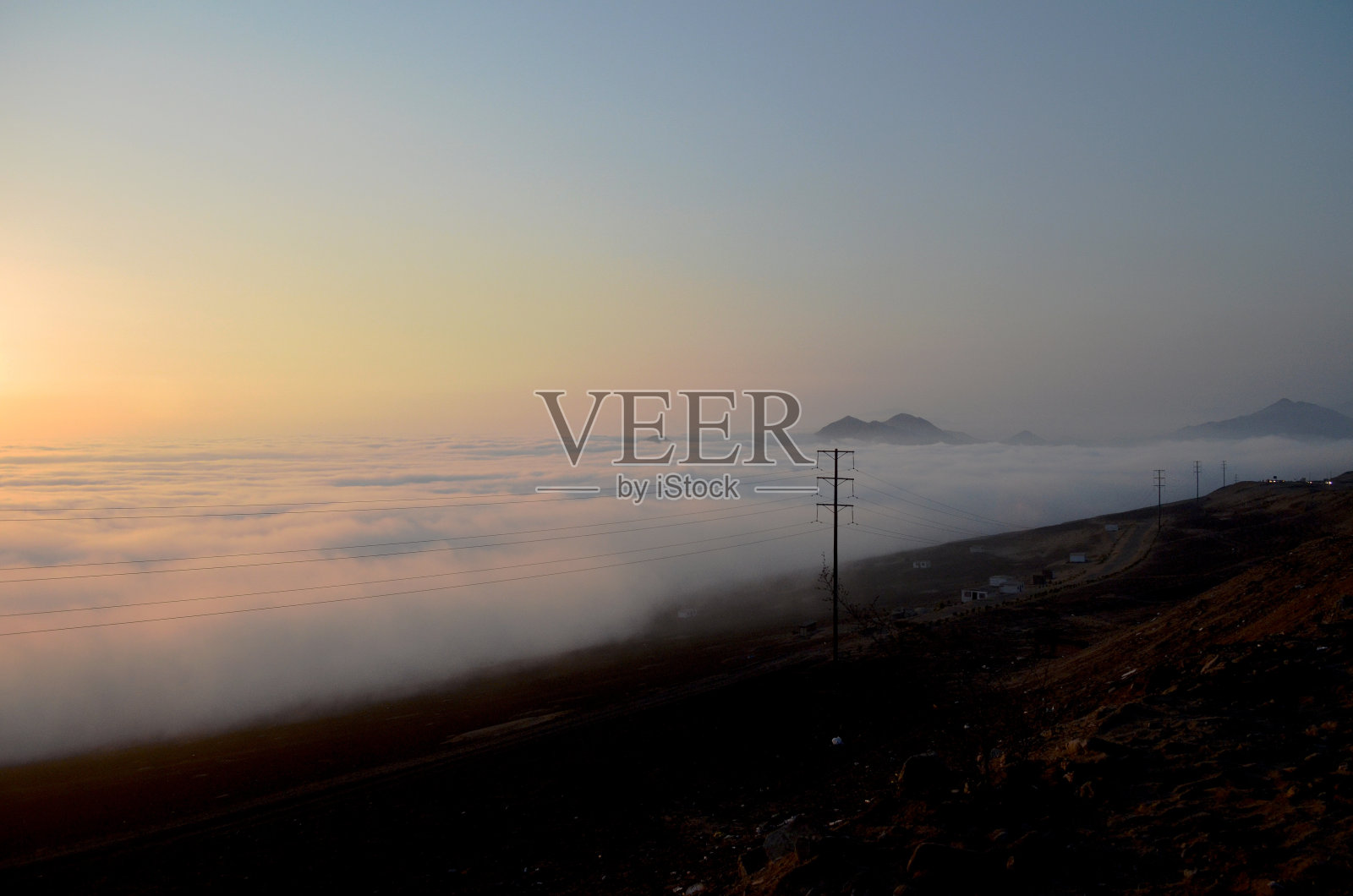 日落在天空与云彩照片摄影图片