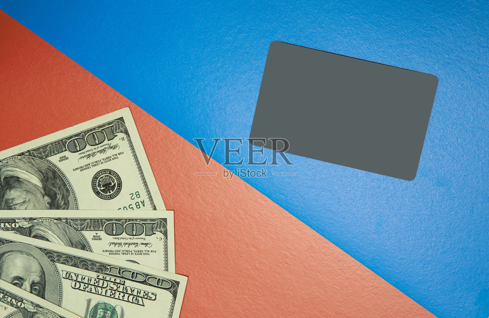 信用卡和现金之间的现代金融概念选择，两种颜色的红色和蓝色纹理的背景海报与空白的复制空间旅游广告文字这里照片摄影图片