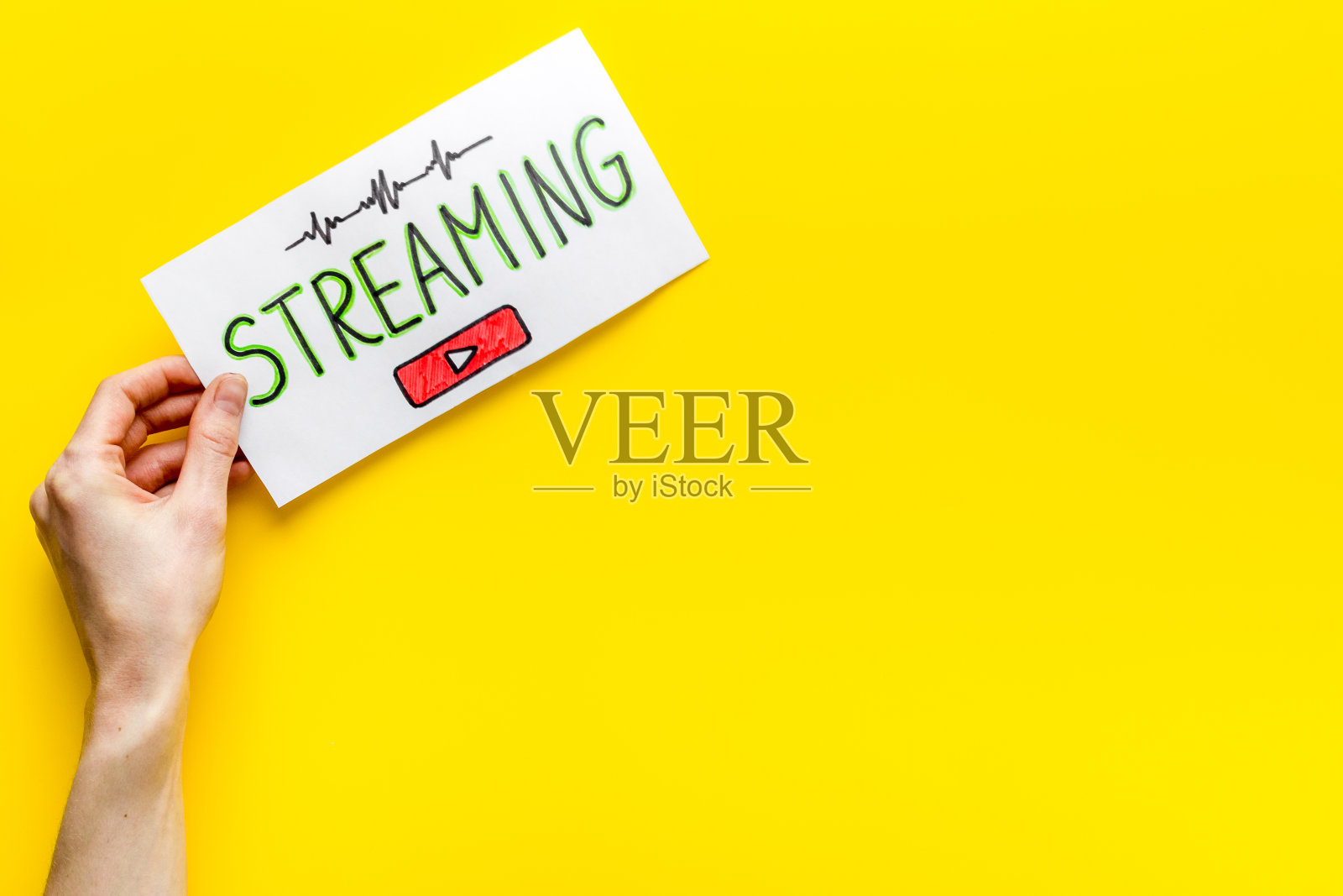 网络直播概念。女性手中握着纸碑。俯视图照片摄影图片