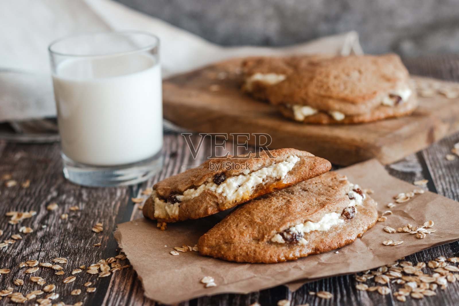 美味的蛋糕配上白软干酪和葡萄干照片摄影图片