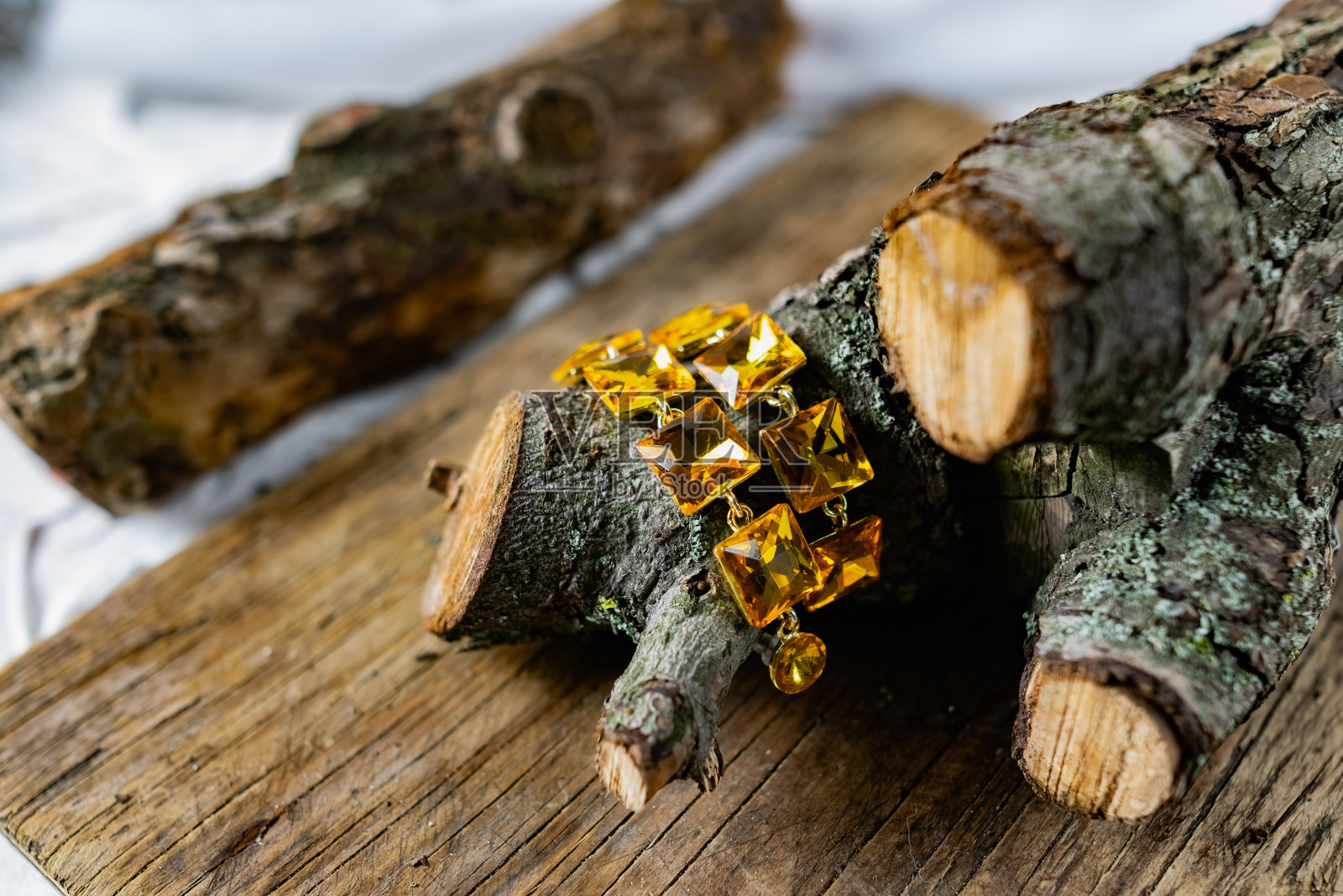 美丽时尚的女性首饰，典雅的大黄宝石上镶金底座，方形，悬挂照片摄影图片