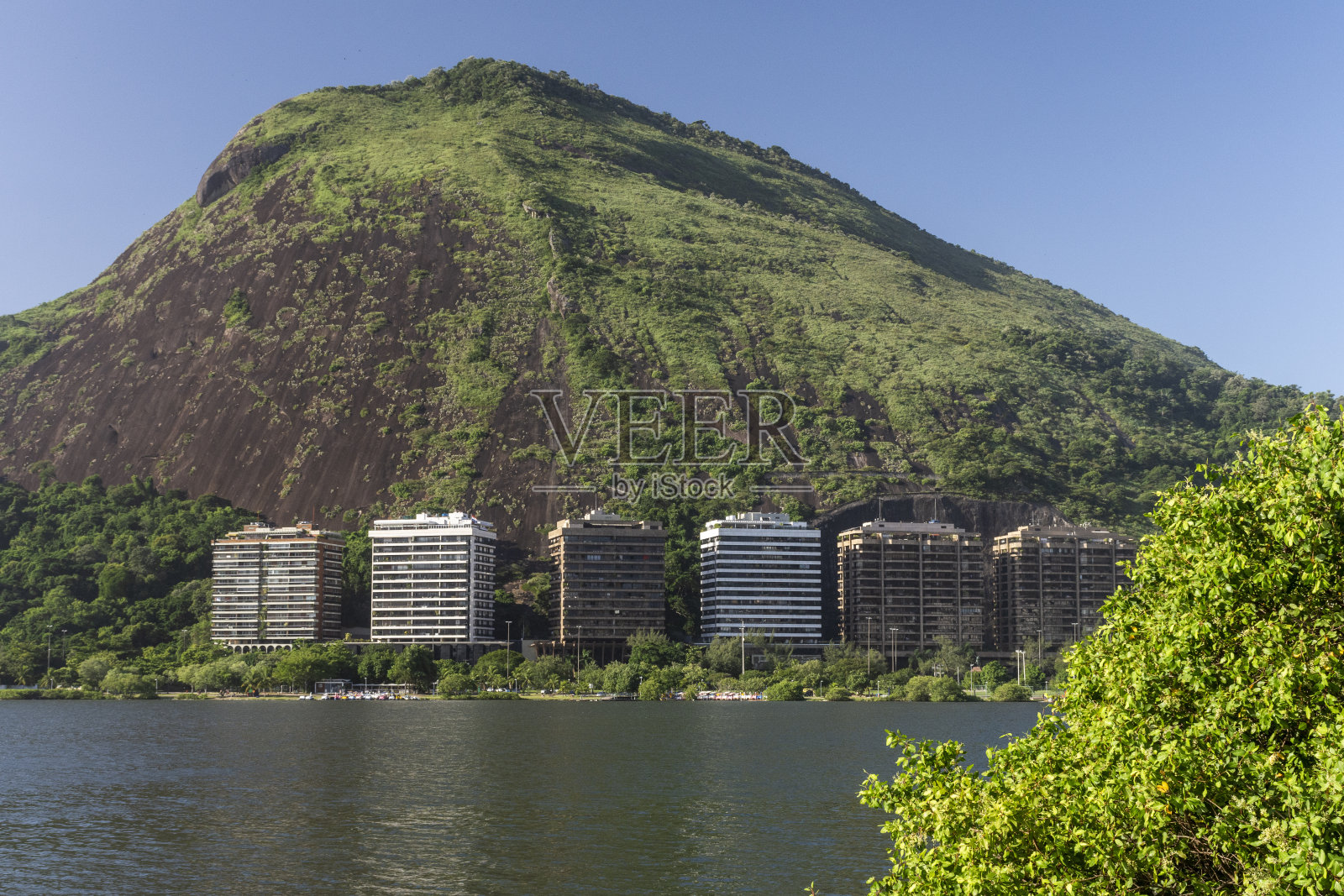 美丽的建筑和山的Rodrigo de Freitas泻湖照片摄影图片