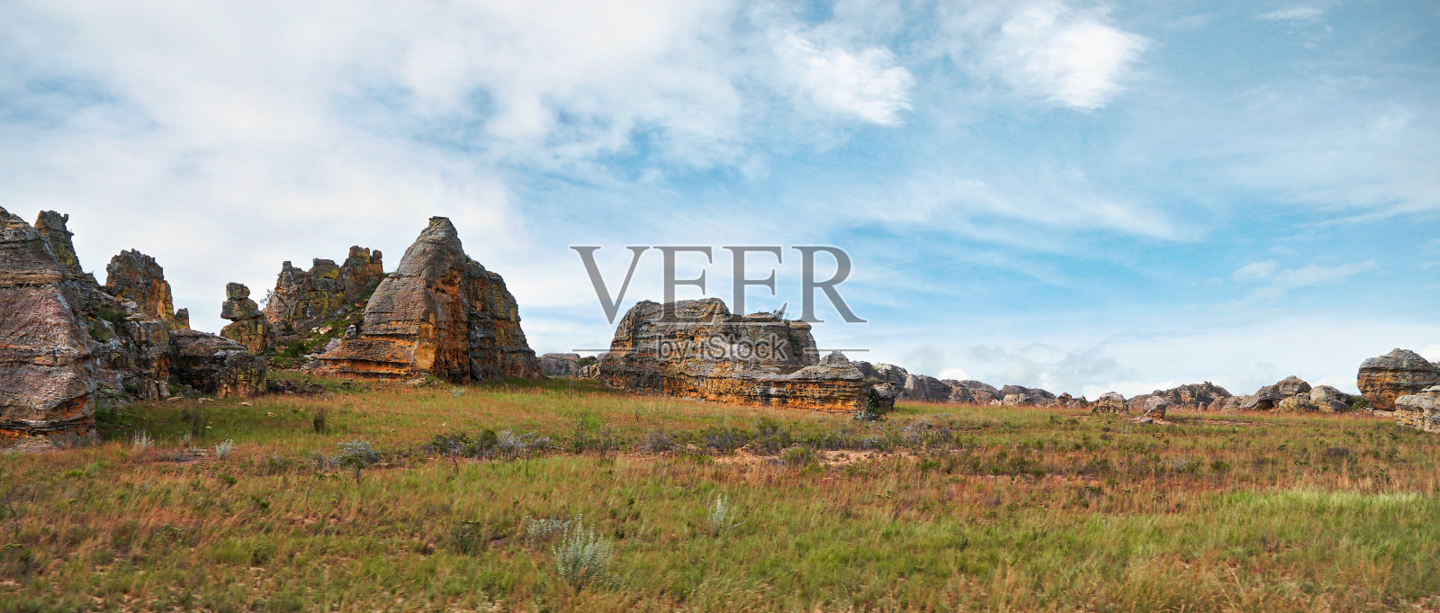 低草生长在非洲大草原，小岩石山为背景-典型的风景伊萨洛国家公园，马达加斯加照片摄影图片