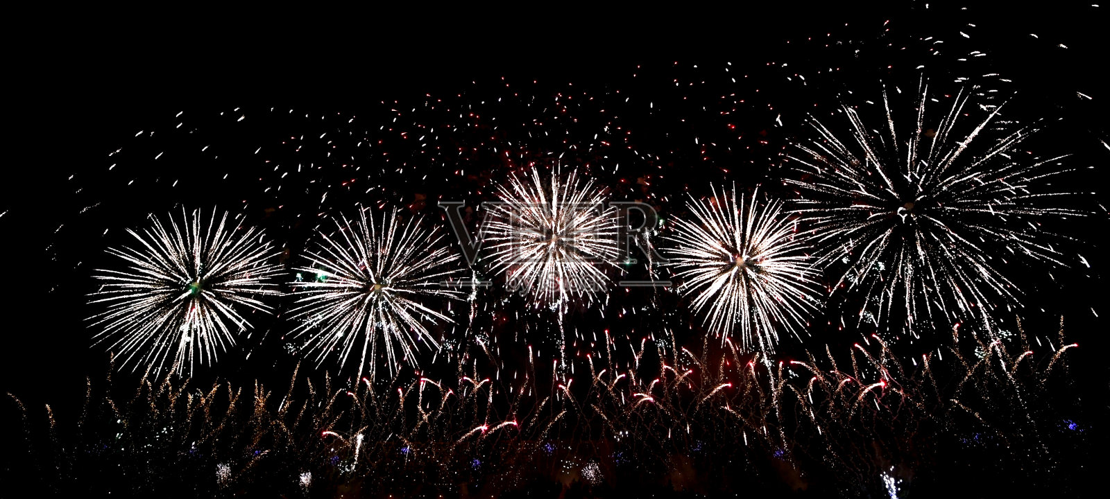 彩色抽象烟花在夜空中，孤立在黑色的背景照片摄影图片