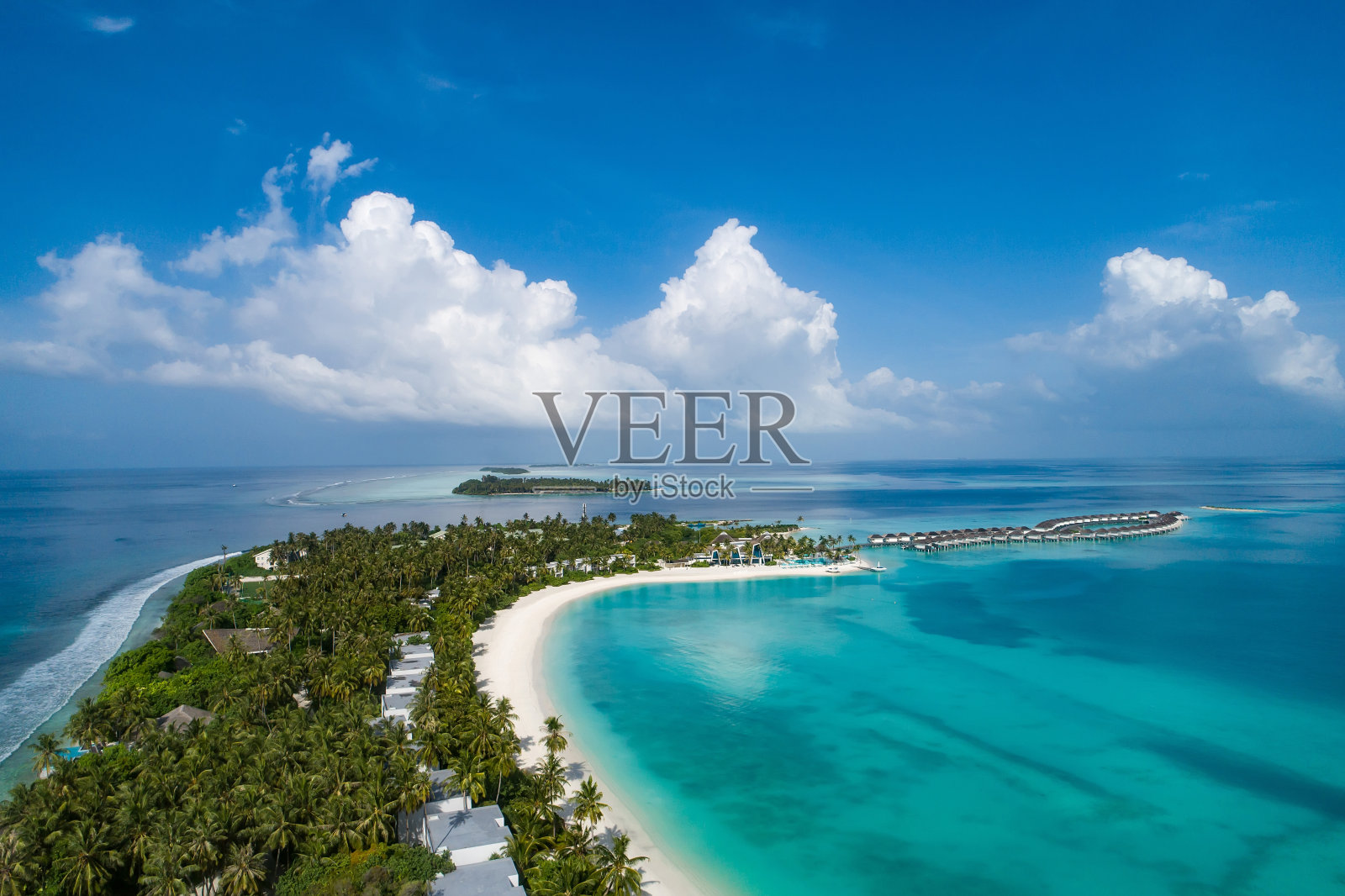 在印度洋马尔代夫美丽的岛屿鸟瞰图。俯视图从无人机。照片摄影图片