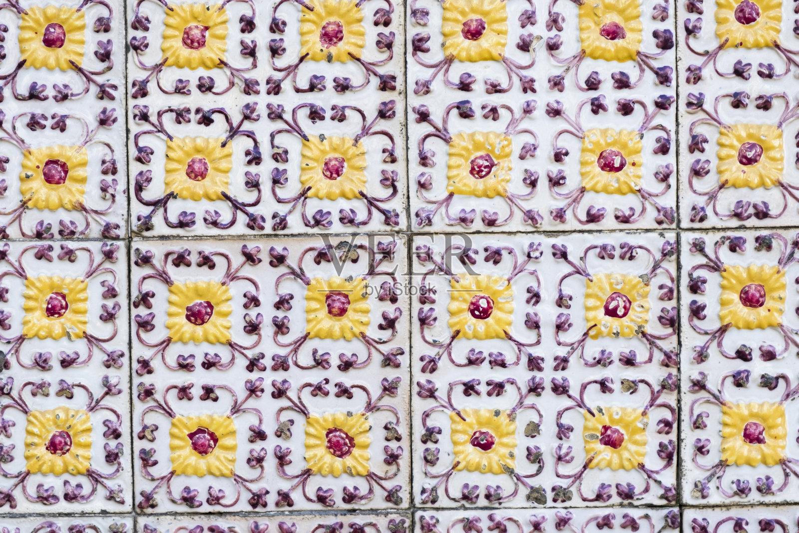 葡萄牙老房子上的传统明亮的阿祖勒菊瓷砖照片摄影图片