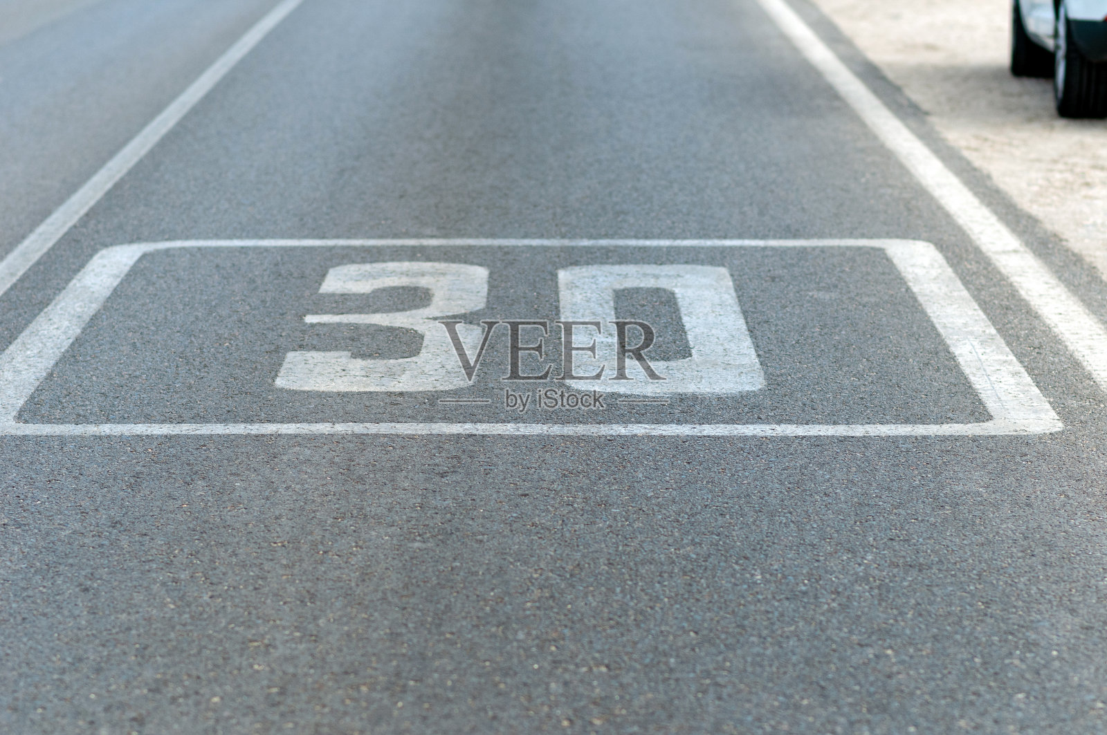 涂在沥青上的限速信号照片摄影图片