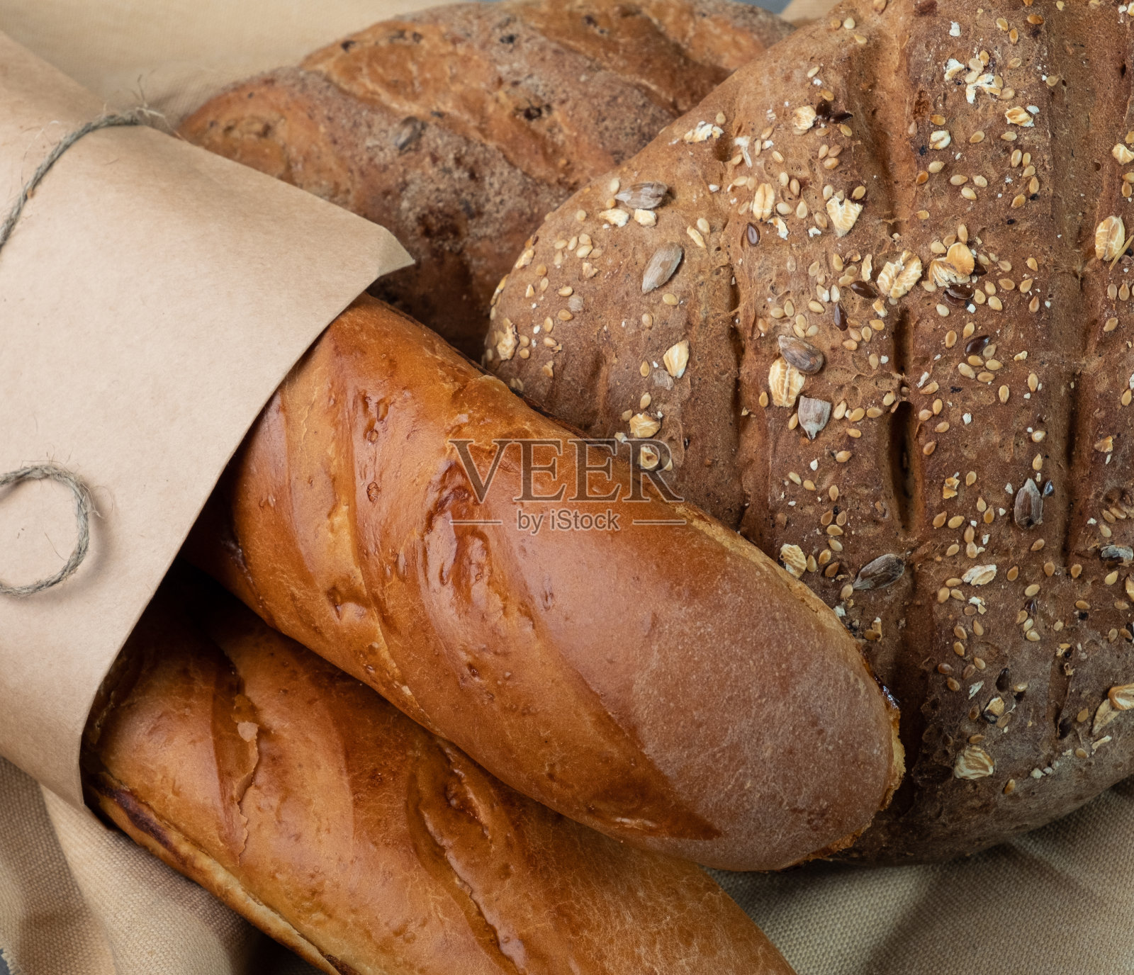 新鲜的各种各样的面包。照片摄影图片