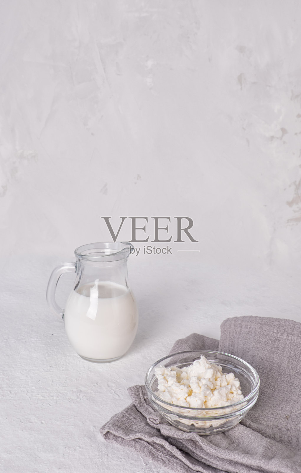 牛奶酸乳酒谷物。牛奶开菲尔或宝格罗。益生菌冷发酵乳制品照片摄影图片