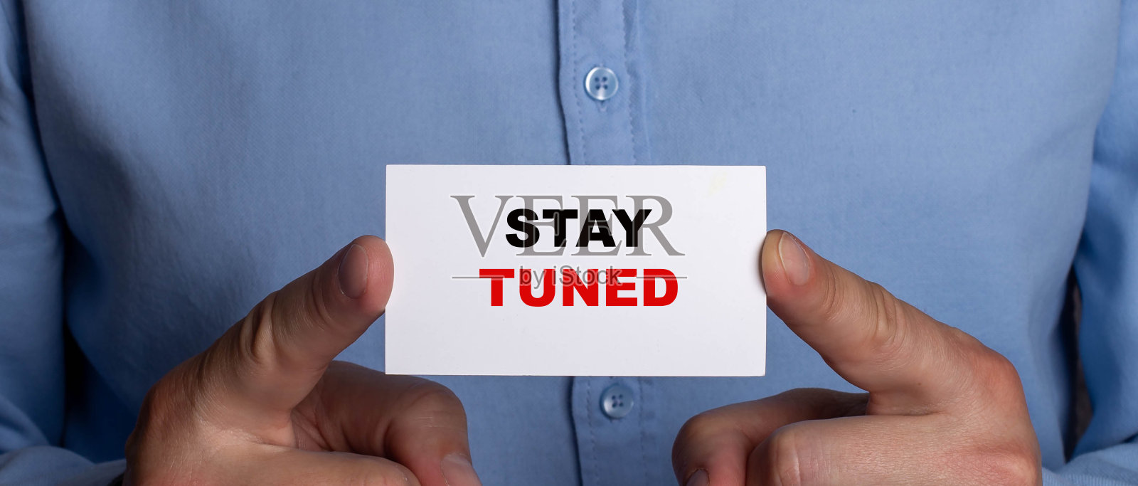 请留意写在一张白色卡片上的黑红字母照片摄影图片