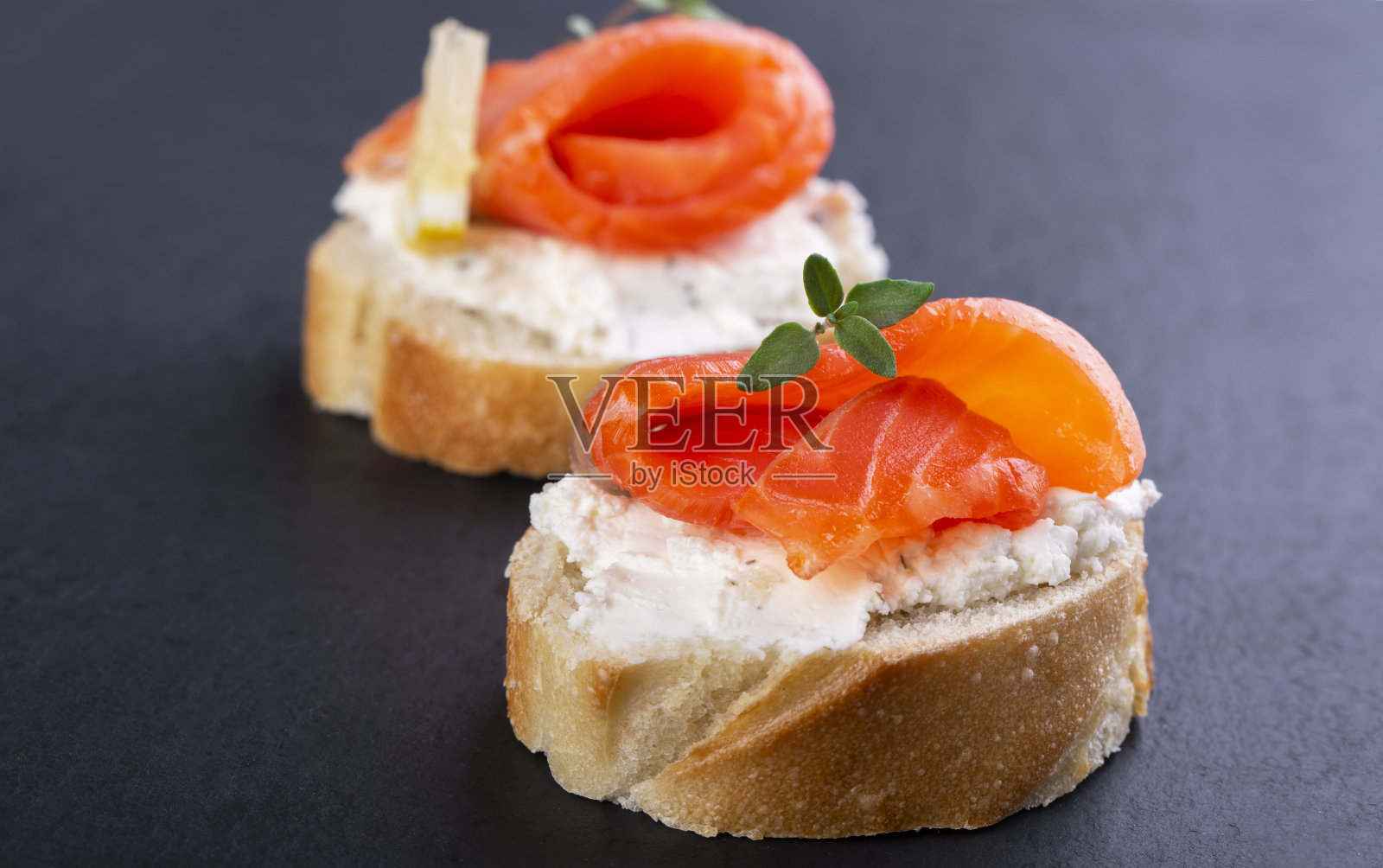 两份迷你鲑鱼三明治照片摄影图片