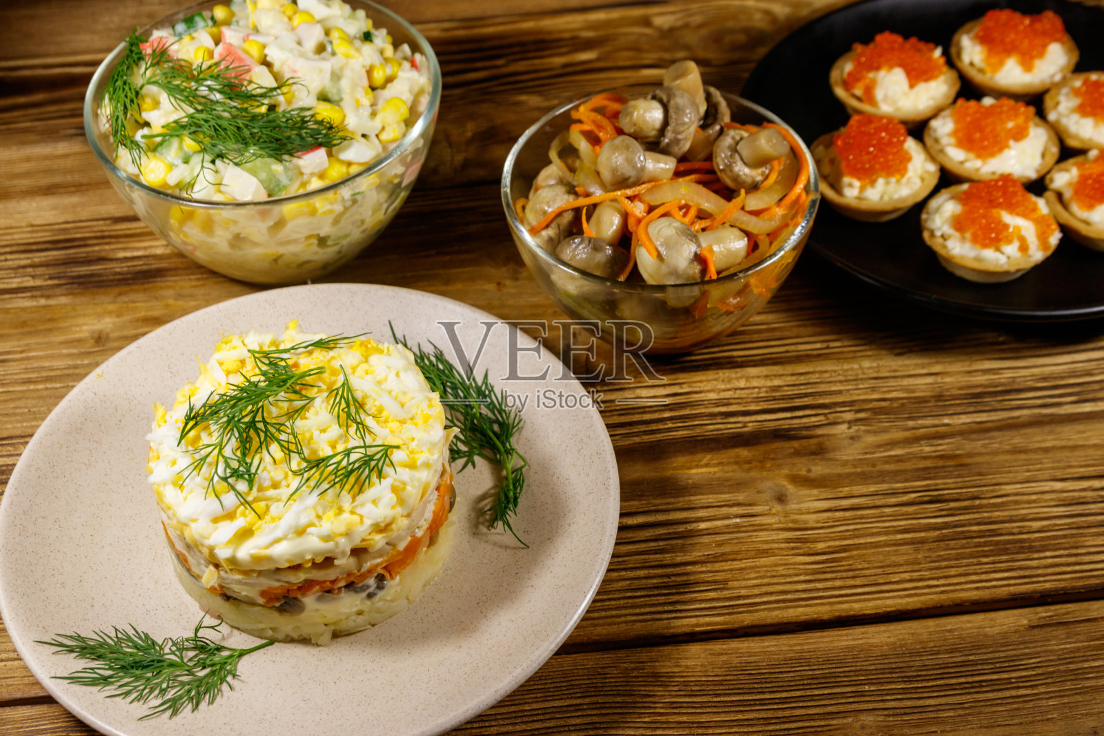 木桌上一套各式各样的节日菜肴照片摄影图片