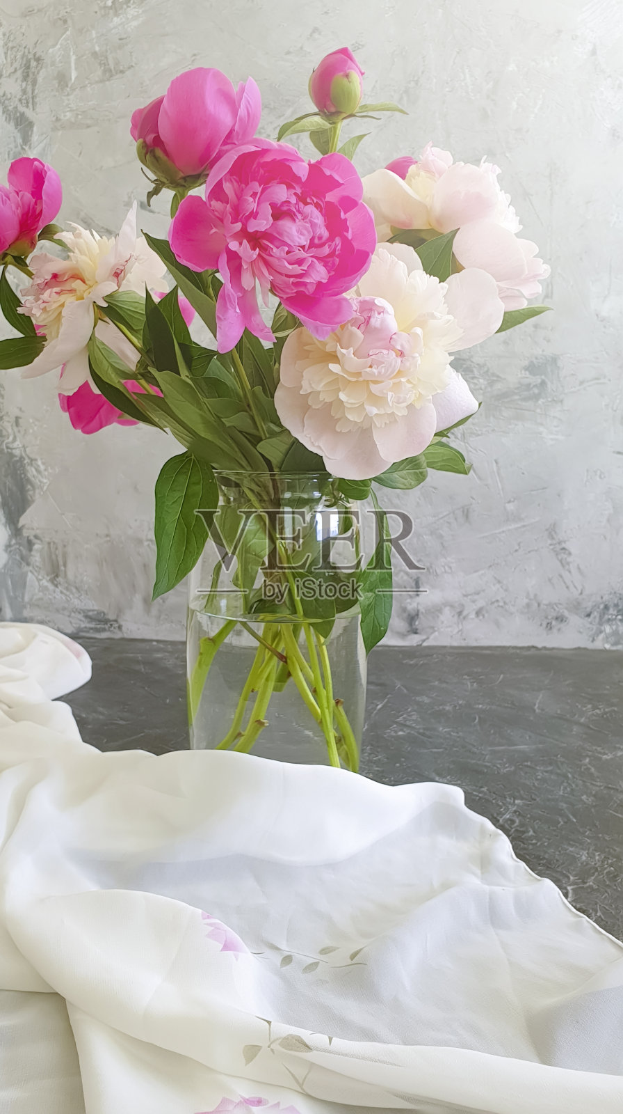 混凝土背景上的牡丹花瓶照片摄影图片