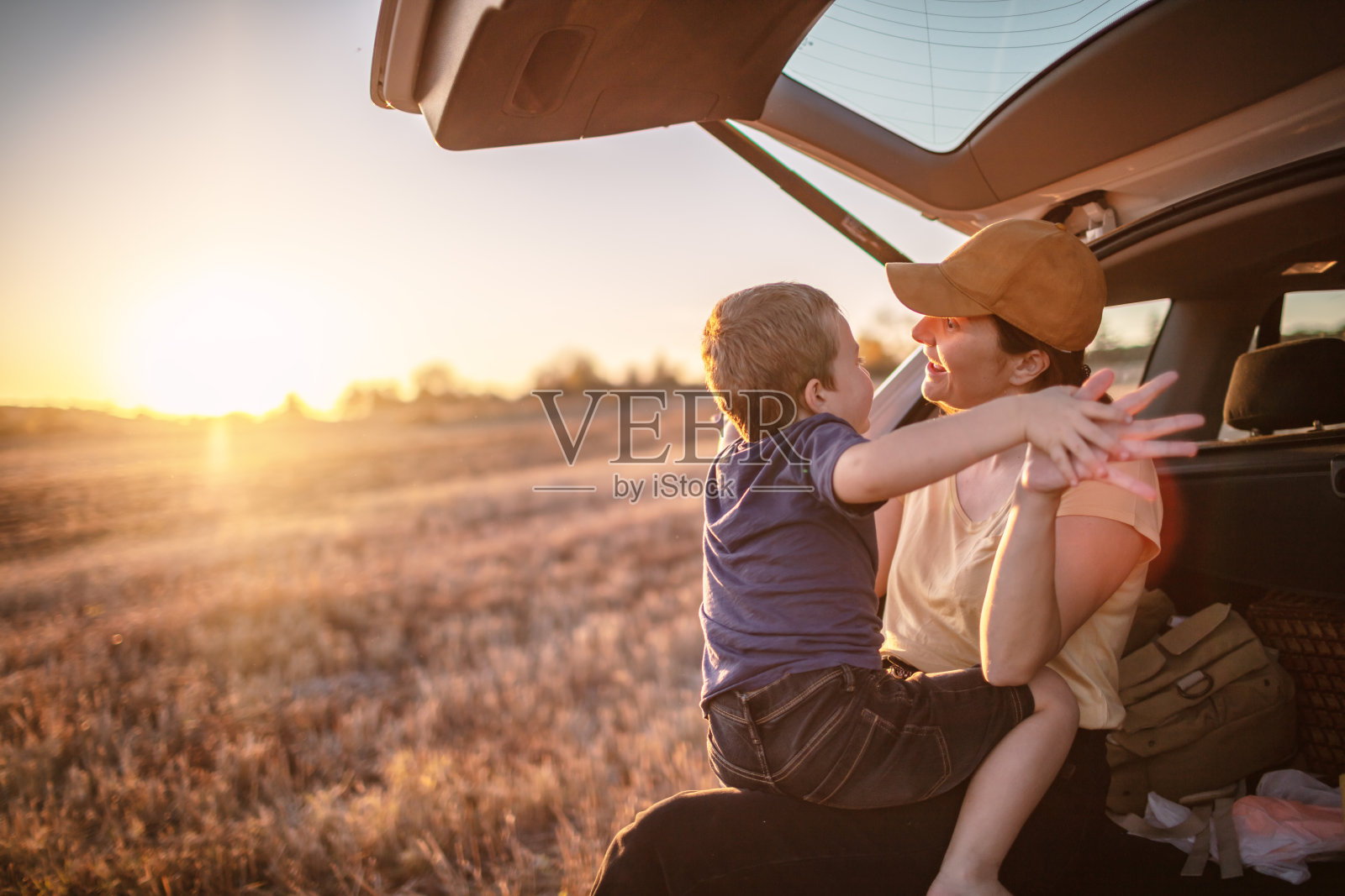 和我妈妈去公路旅行照片摄影图片