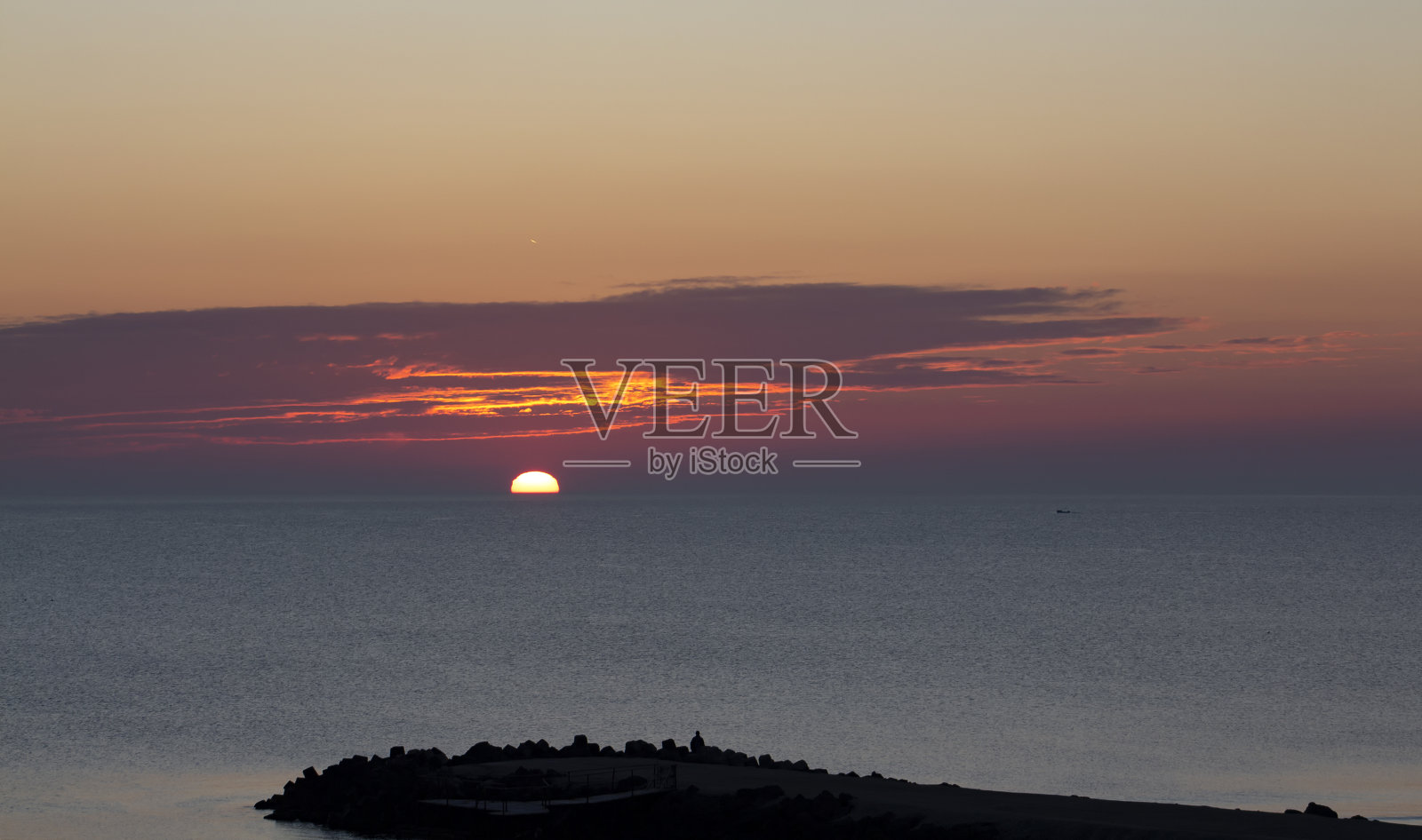 在迷人的云彩下，太阳升起来了照片摄影图片