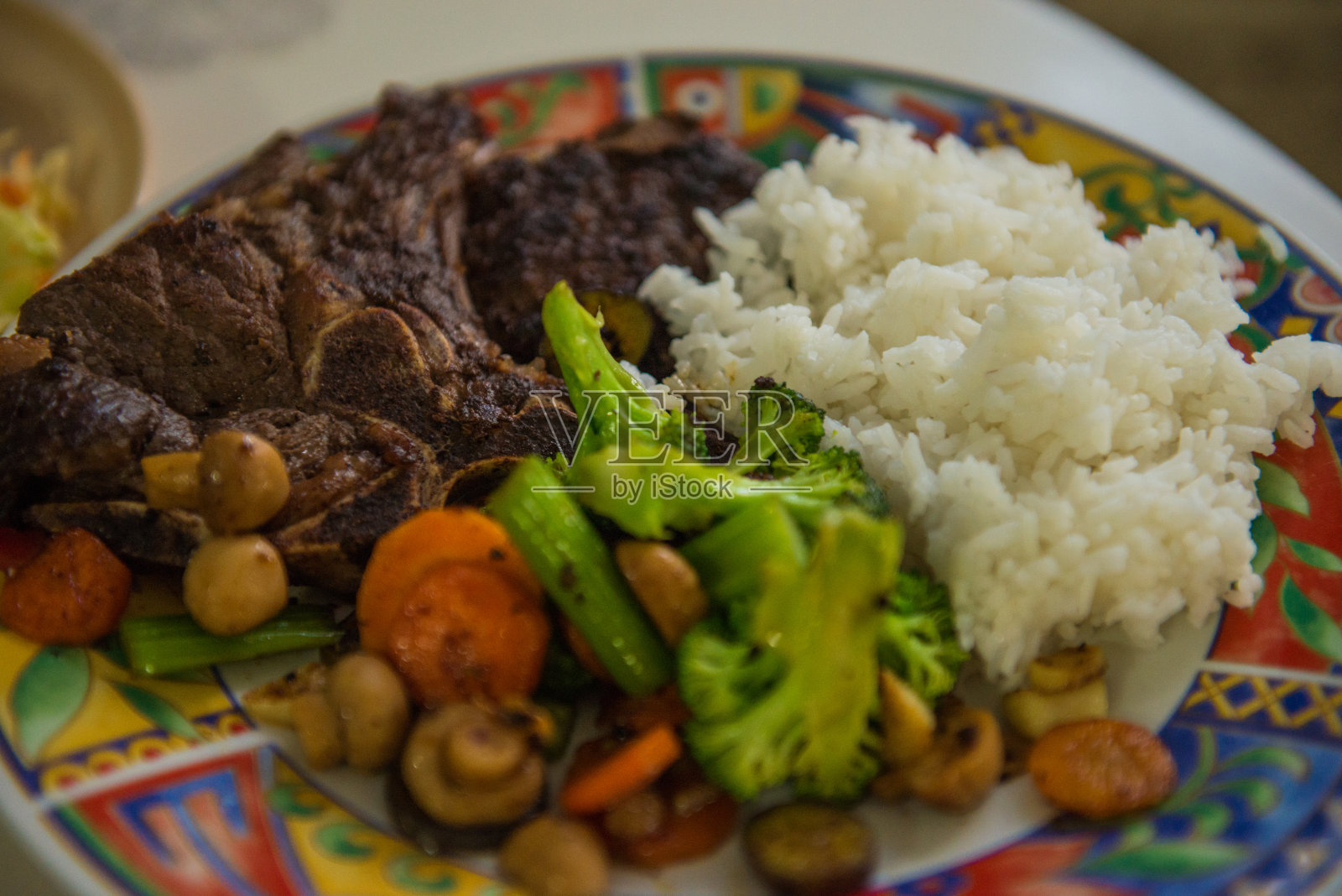 牛肉牛排配米饭和蔬菜照片摄影图片