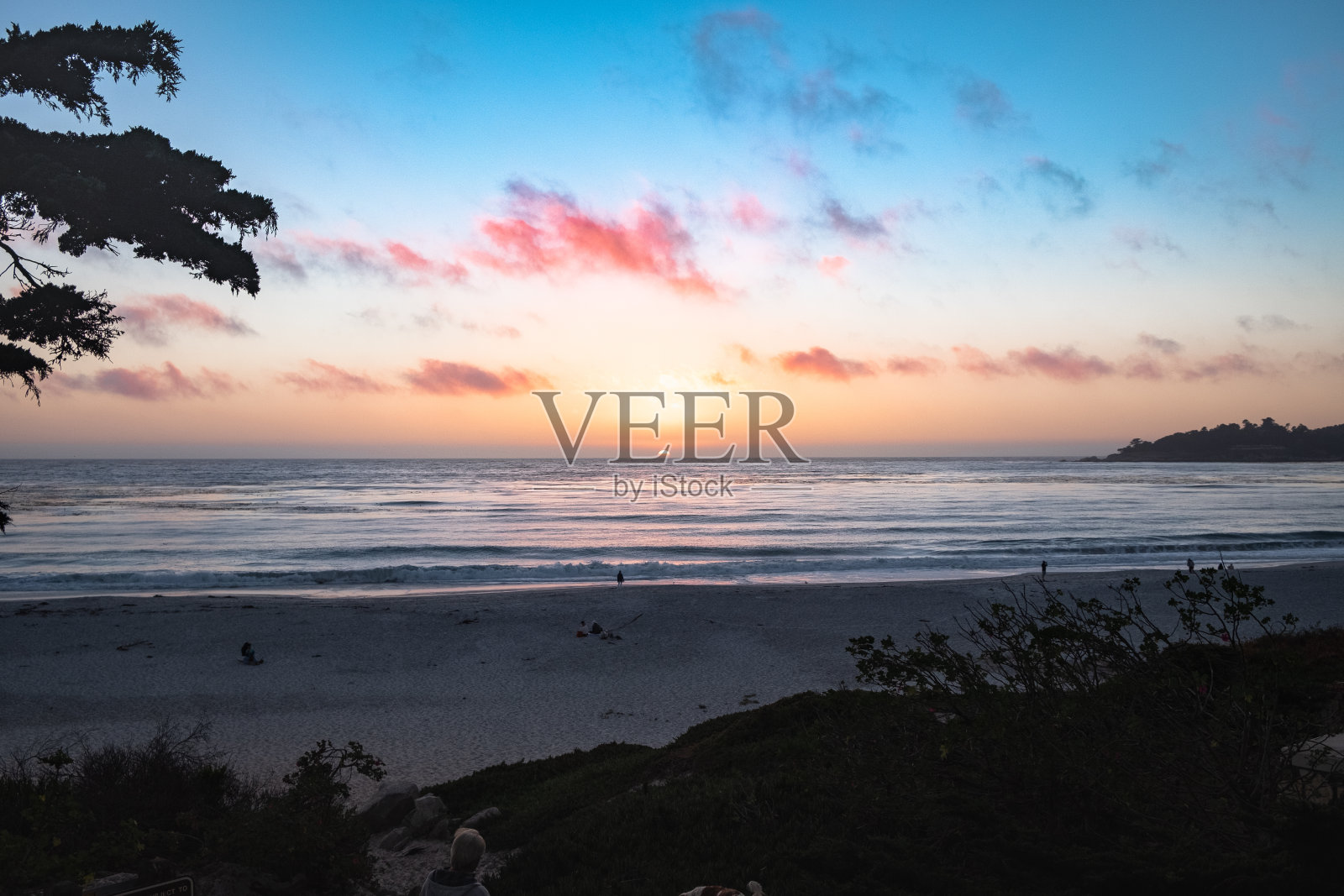 卡梅尔海滩上田园诗般的日落照片摄影图片