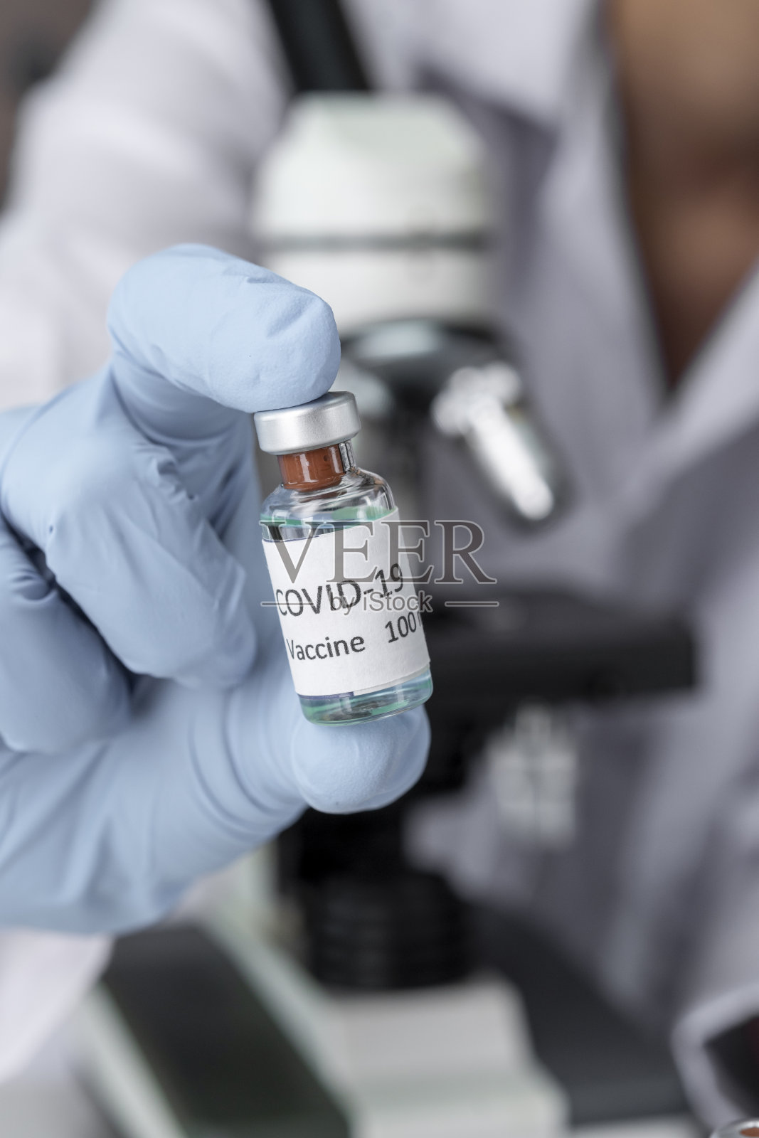手持Covid-19疫苗玻璃瓶。医疗保健和医疗概念。照片摄影图片