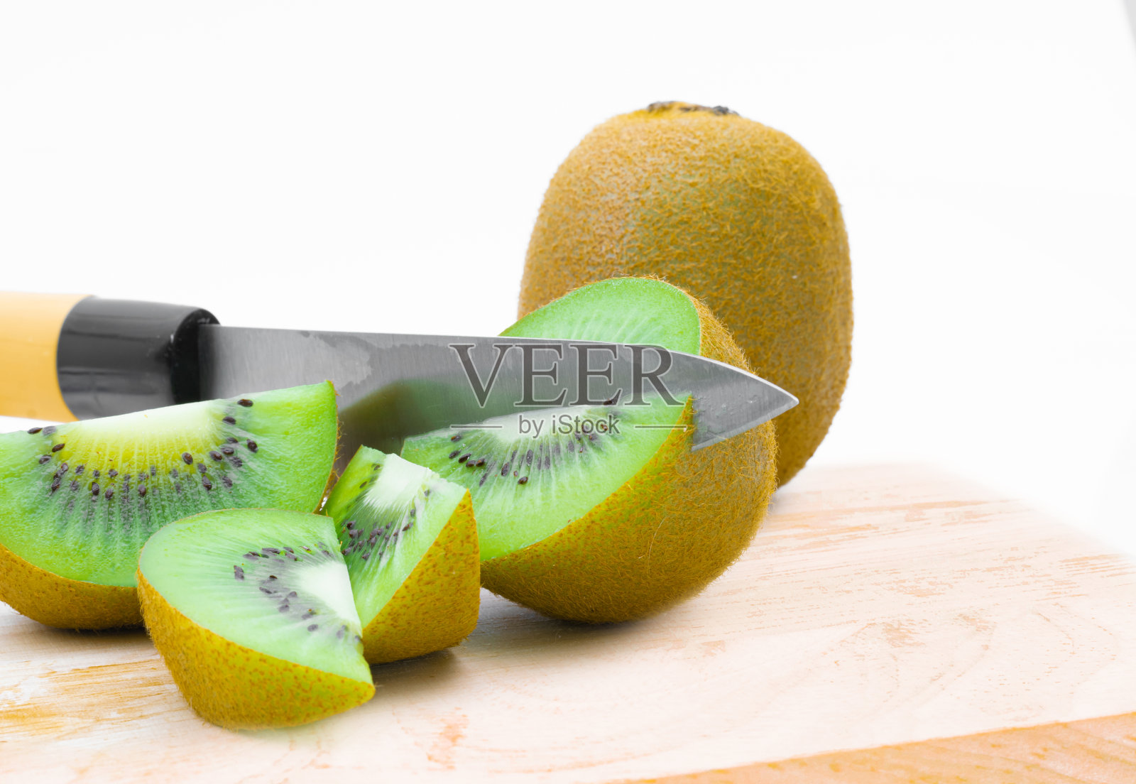 白色背景上的刀形猕猴桃照片摄影图片