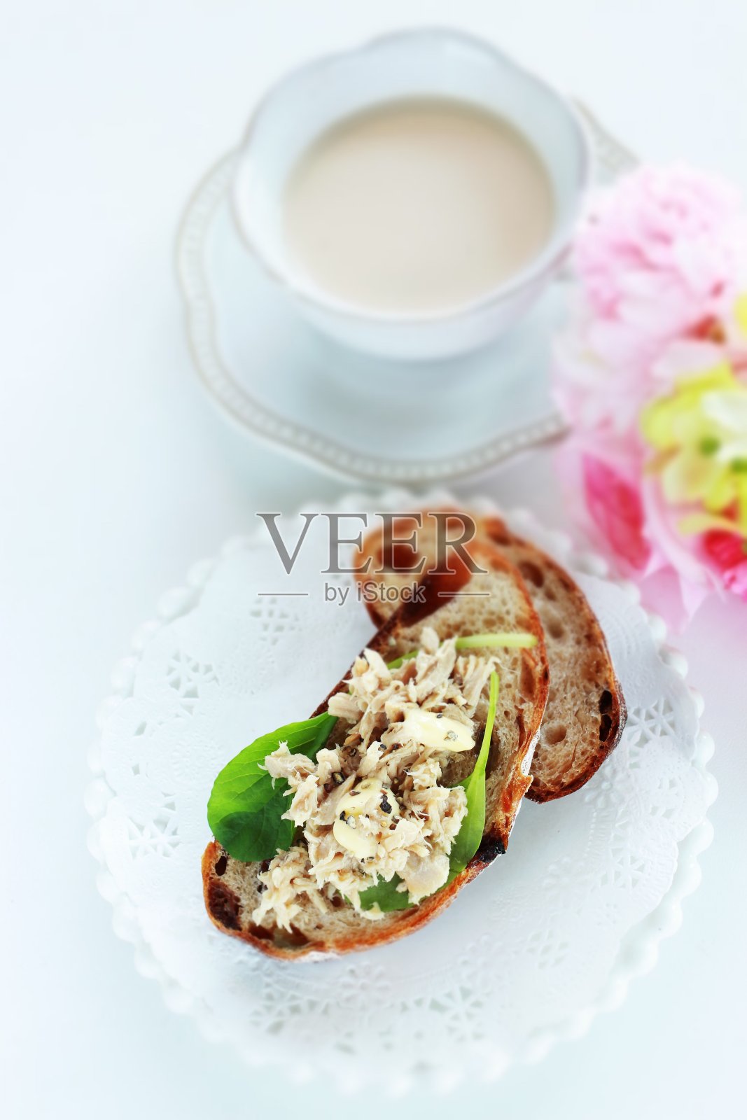 金枪鱼和幼叶三明治是健康的早餐照片摄影图片