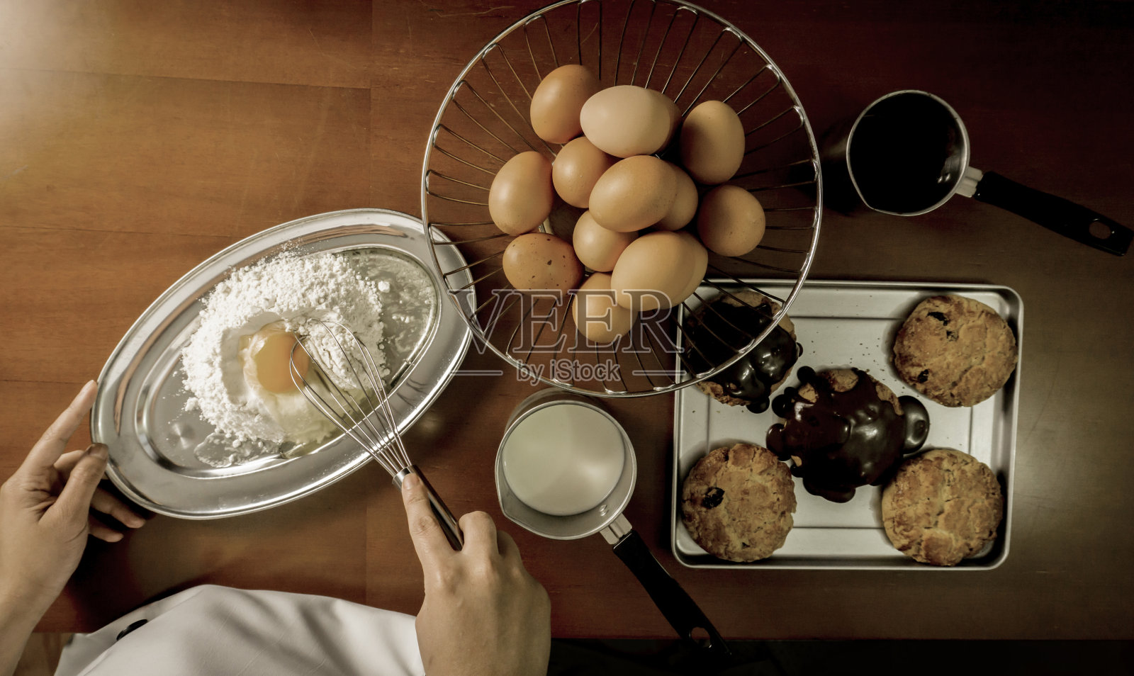 面目全非的厨师正在准备饼干照片摄影图片