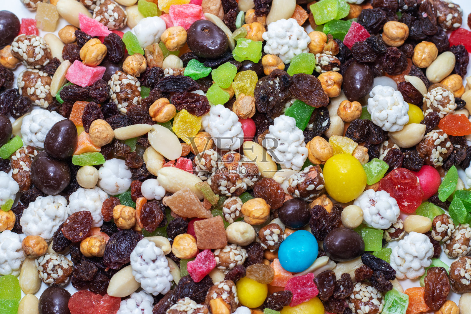 在白色背景上混合坚果和干果照片摄影图片